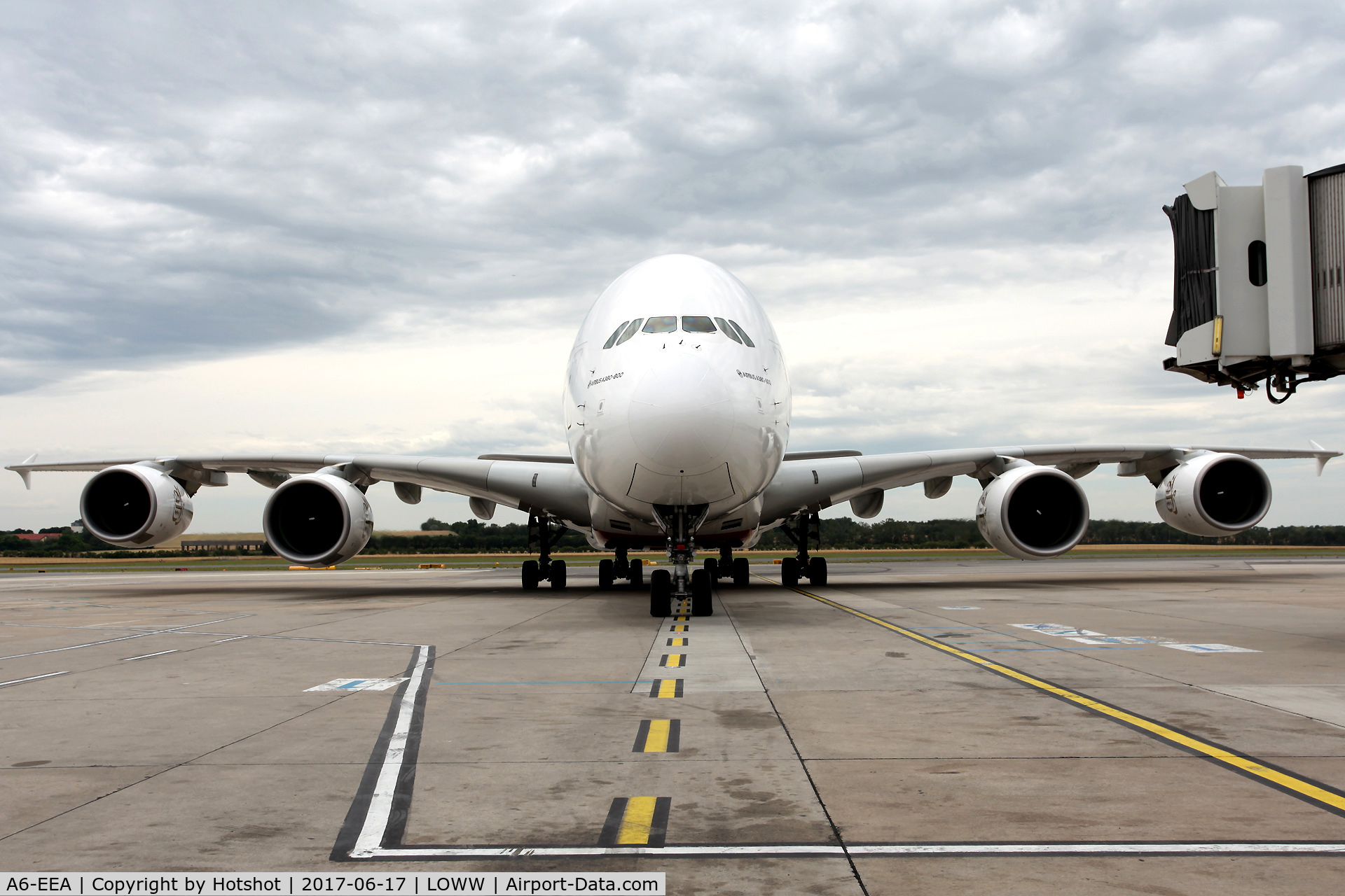 A6-EEA, 2012 Airbus A380-861 C/N 108, Face to face