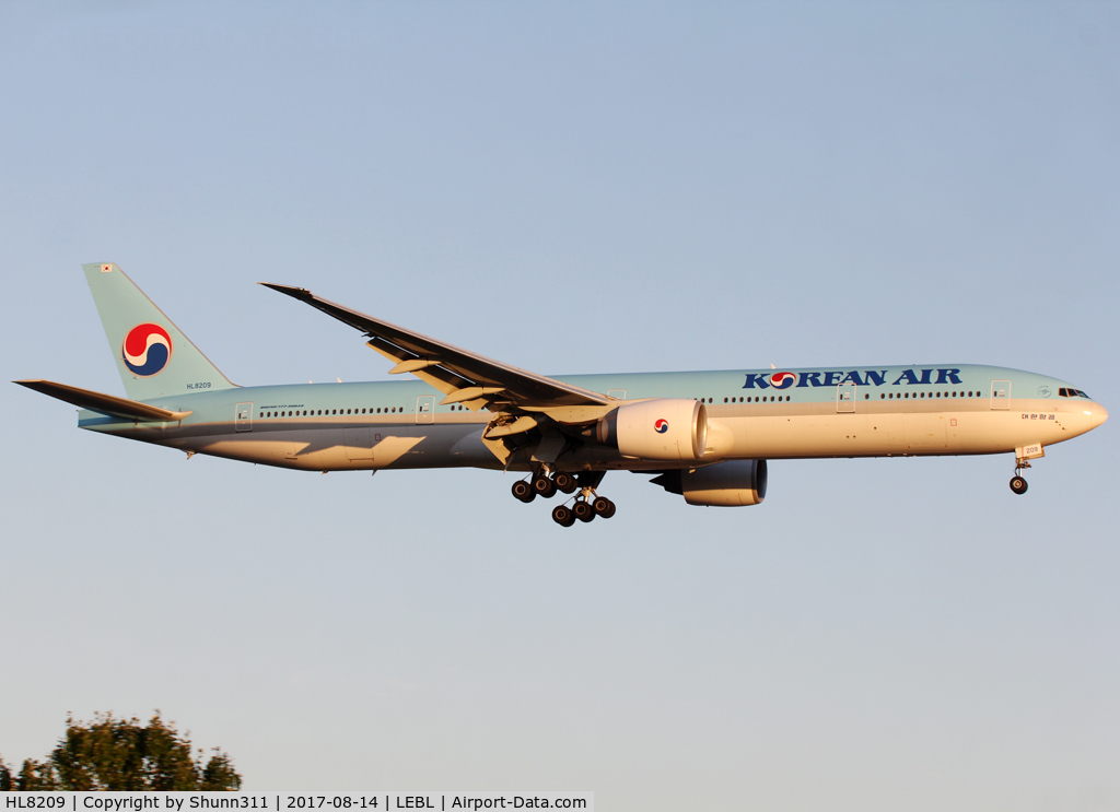 HL8209, 2010 Boeing 777-3B5/ER C/N 37646, Landing rwy 25R