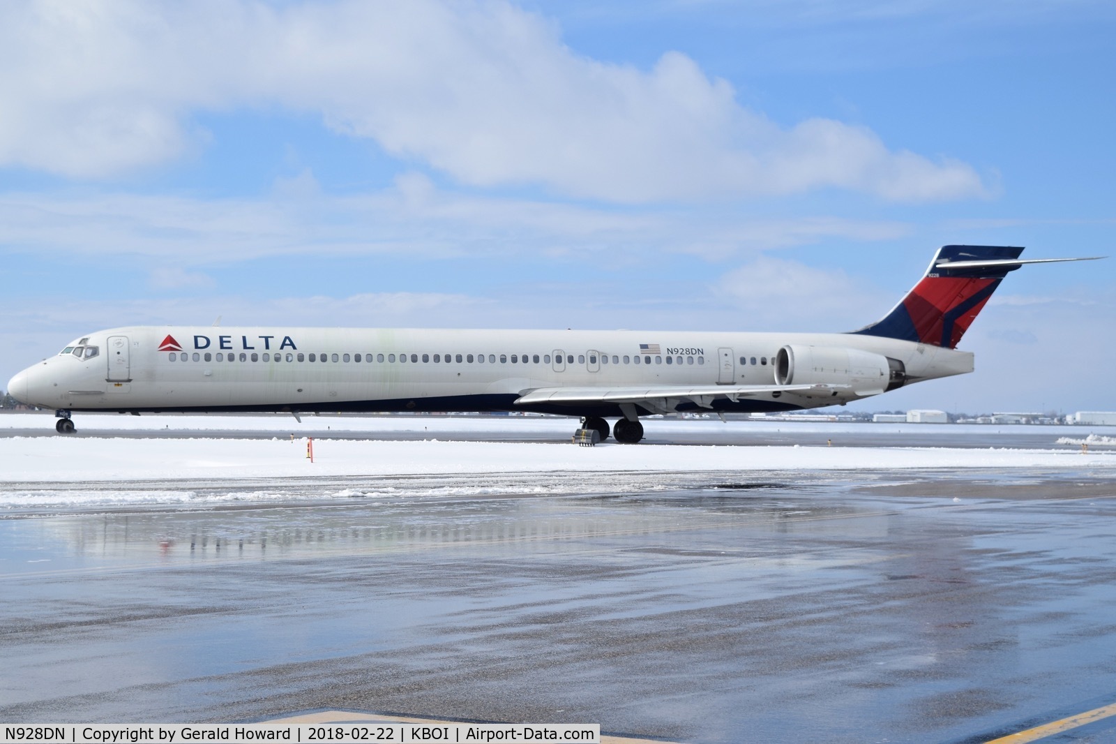 N928DN, 1999 McDonnell Douglas MD-90-30 C/N 53590, Taxiing from the gate to RWY 28R.