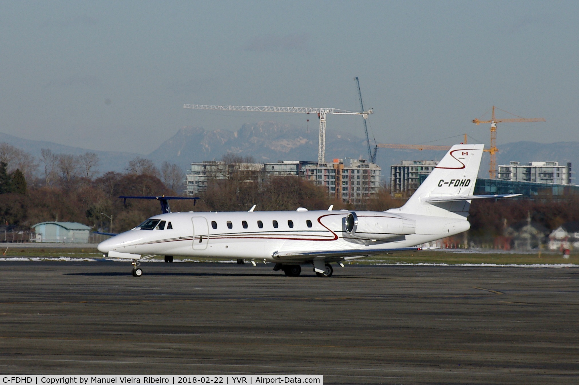 C-FDHD, 2005 Cessna 680 Citation Sovereign C/N 680-0032, At YVR South Terminal