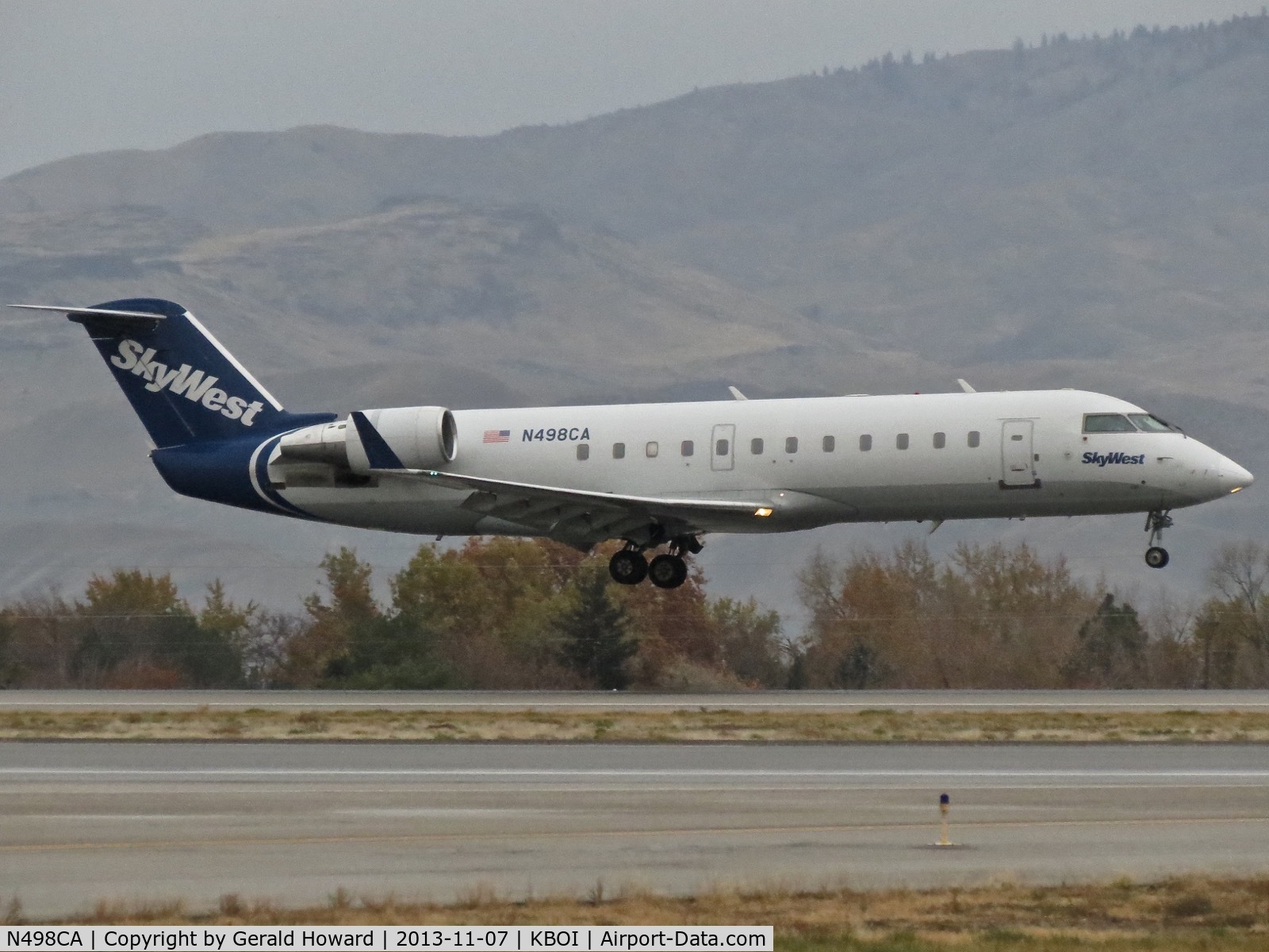 N498CA, 2003 Bombardier CRJ-200ER (CL-600-2B19) C/N 7792, Landing RWY 10R.