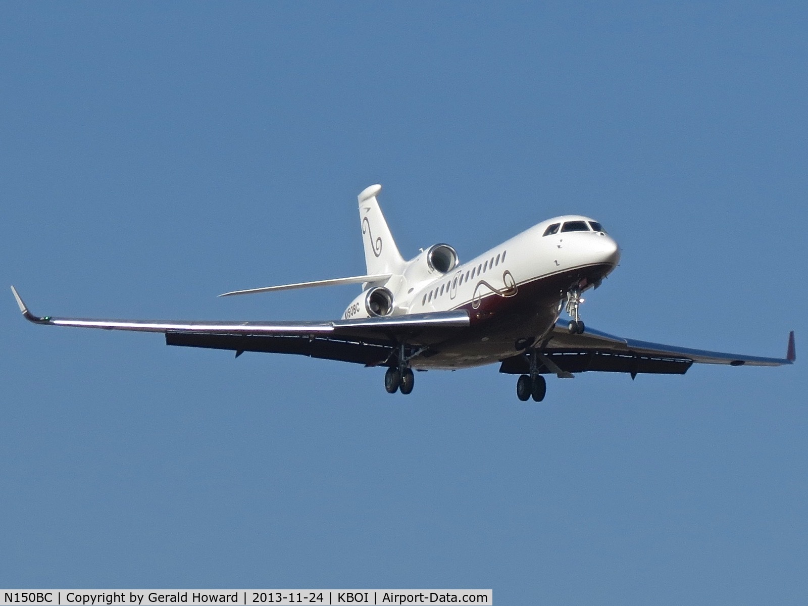 N150BC, 2010 Dassault Falcon 7X C/N 103, On approach for RWY 10R.