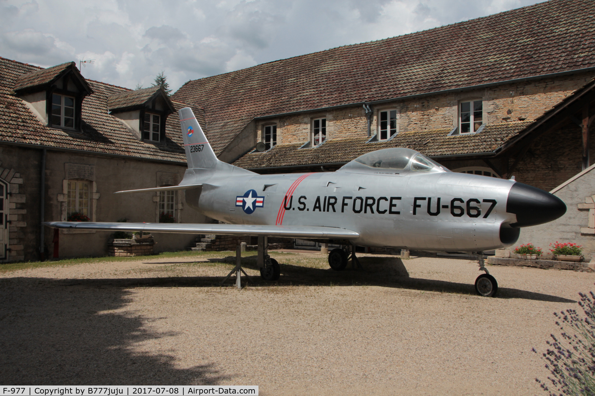 F-977, North American F-86D-30 Sabre C/N 173-121, peint 52-3667 FU-667 USAF at Savigny-les-Beaune