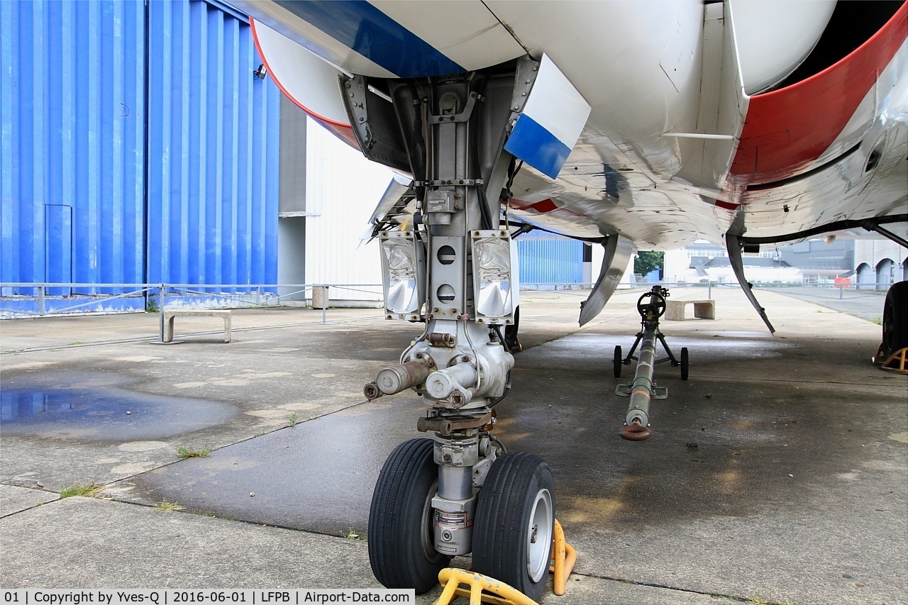 01, 1979 Dassault Mirage 4000 C/N 01, Dassault Mirage 4000, front landing gear close up view, Air & Space Museum Paris-Le Bourget (LFPB)