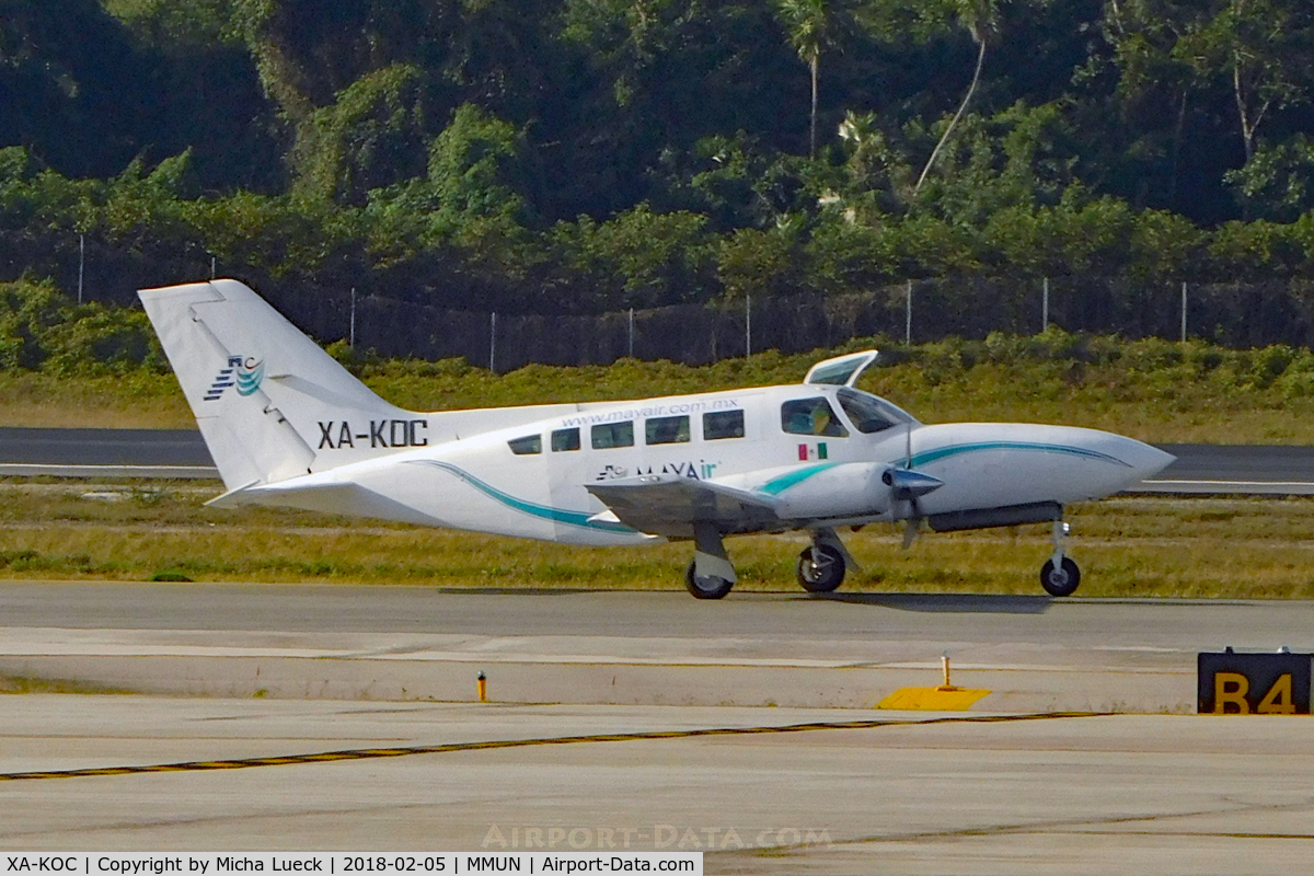 XA-KOC, Cessna 402C Businessliner C/N 402C0301, At Cancun