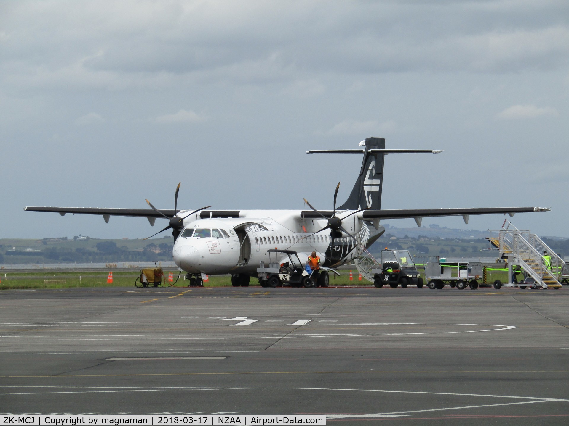 ZK-MCJ, 1999 ATR 72-212A C/N 624, on domestic apron