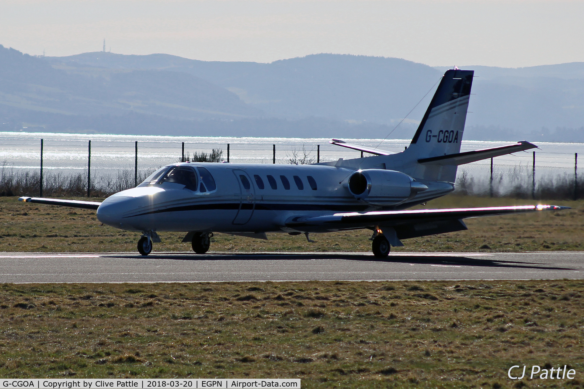 G-CGOA, 1980 Cessna 550 Citation II C/N 550-0183, Taxy to parking - Dundee