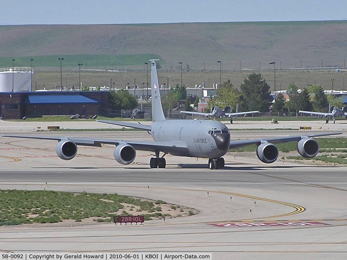58-0092, 1958 Boeing KC-135R Stratotanker C/N 17837, Turning off RWY 10L.