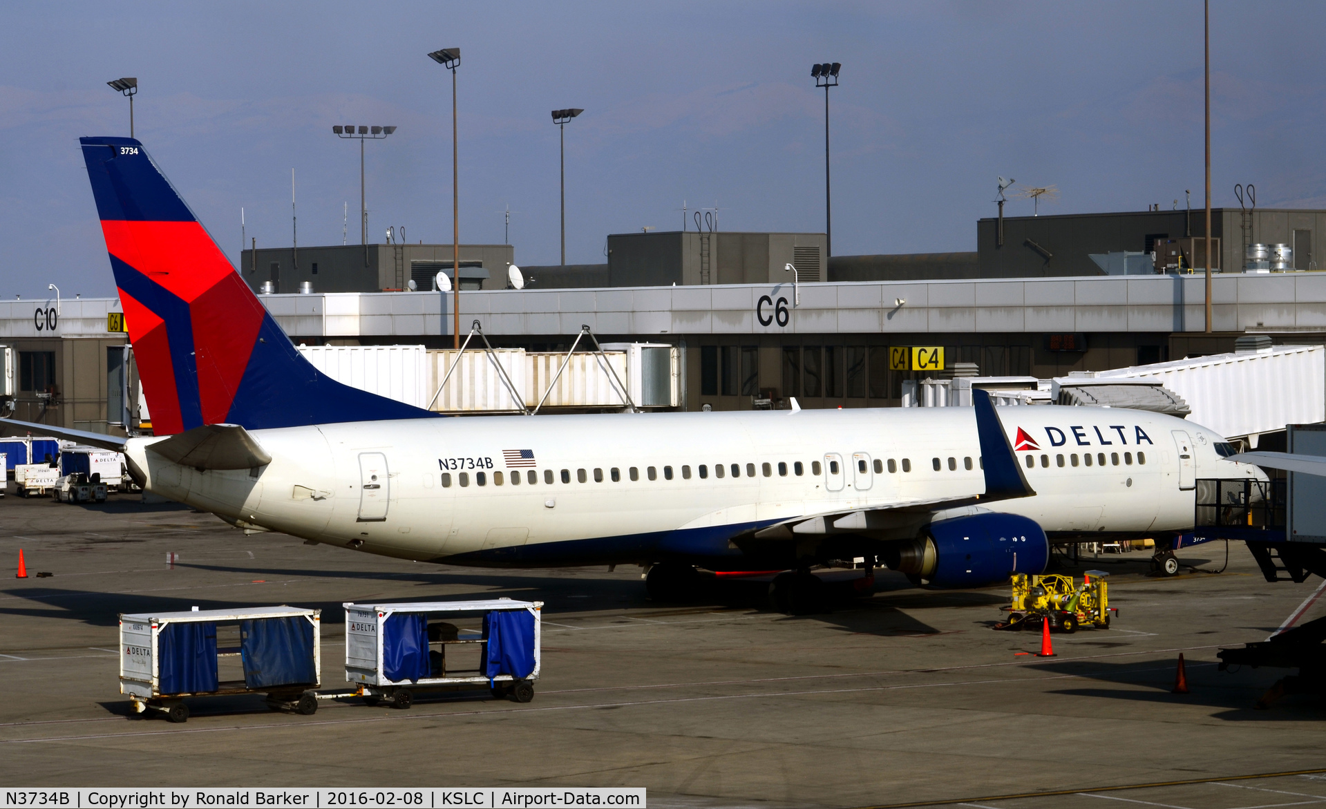 N3734B, 2000 Boeing 737-832 C/N 30776, Gate C4 SLC