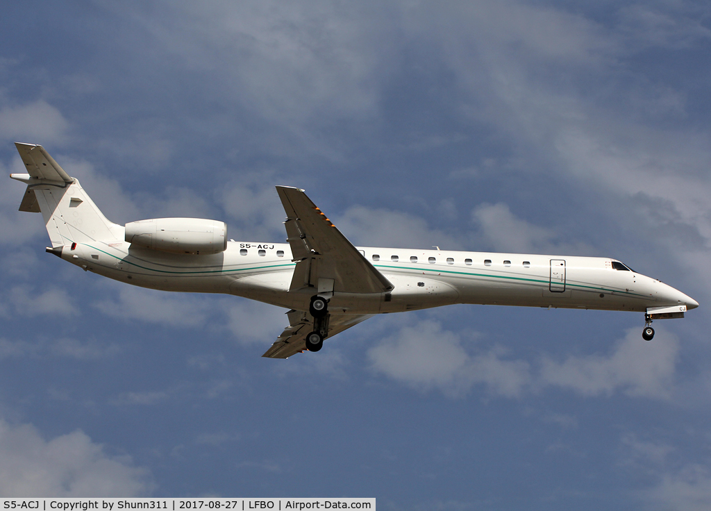 S5-ACJ, 1999 Embraer EMB-145LU (ERJ-145LU) C/N 145135, Landing rwy 14R