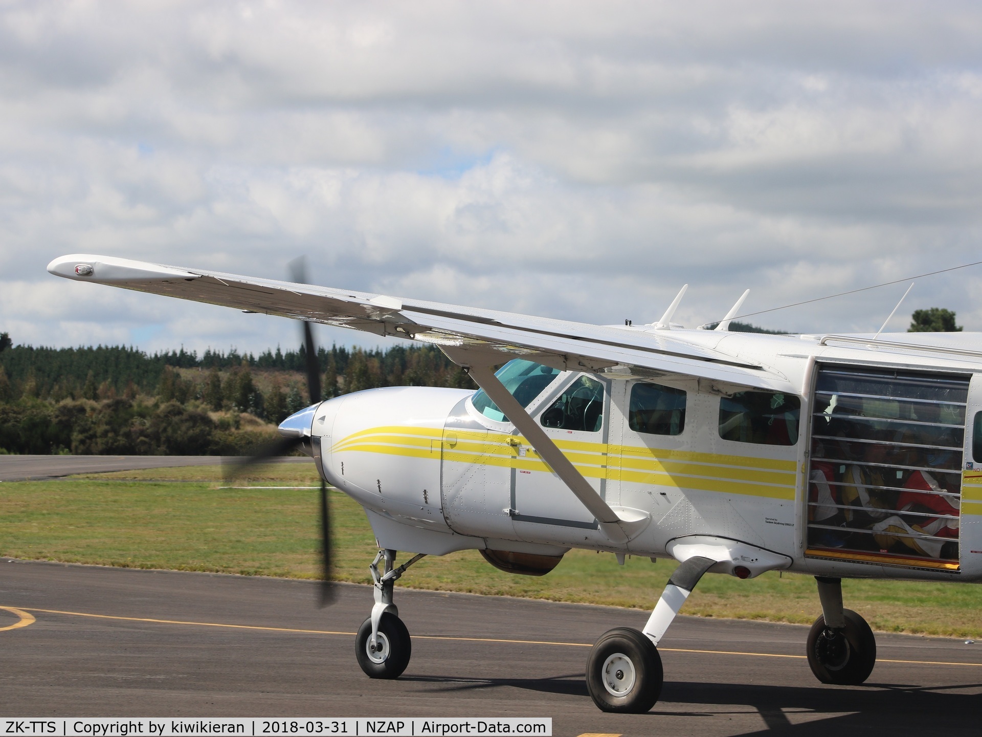 ZK-TTS, 2004 Cessna 208 Caravan I C/N 20800373, At NZAP