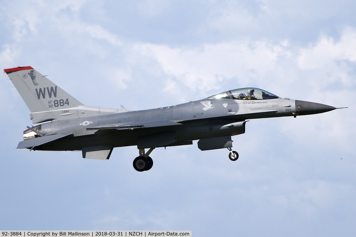92-3884, 1992 General Dynamics F-16CM Fighting Falcon C/N CC-126, finals to 20