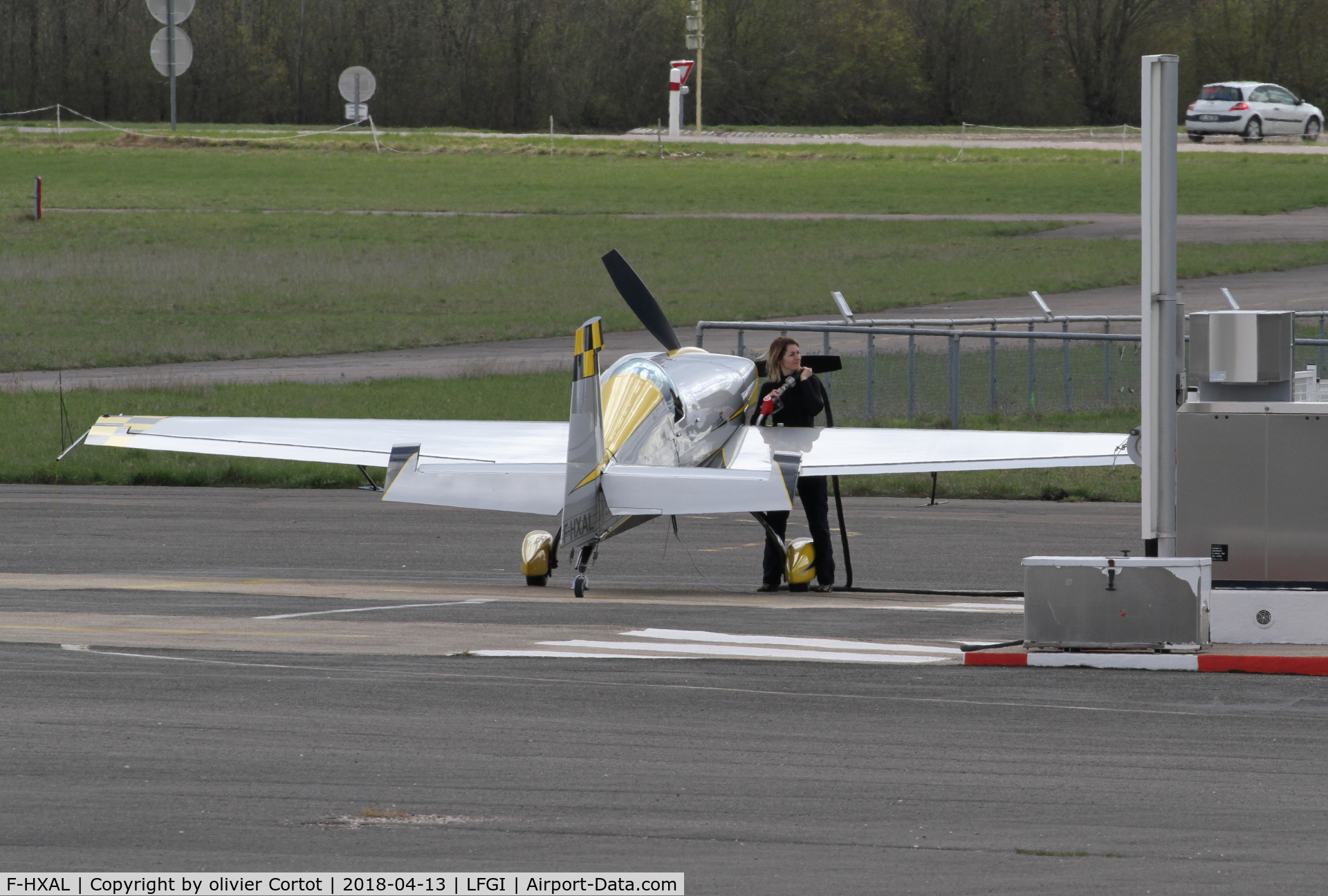 F-HXAL, Extra EA-300SC C/N SC047, Refuelling at Darois airport ; no more Breitling sponsorship ?