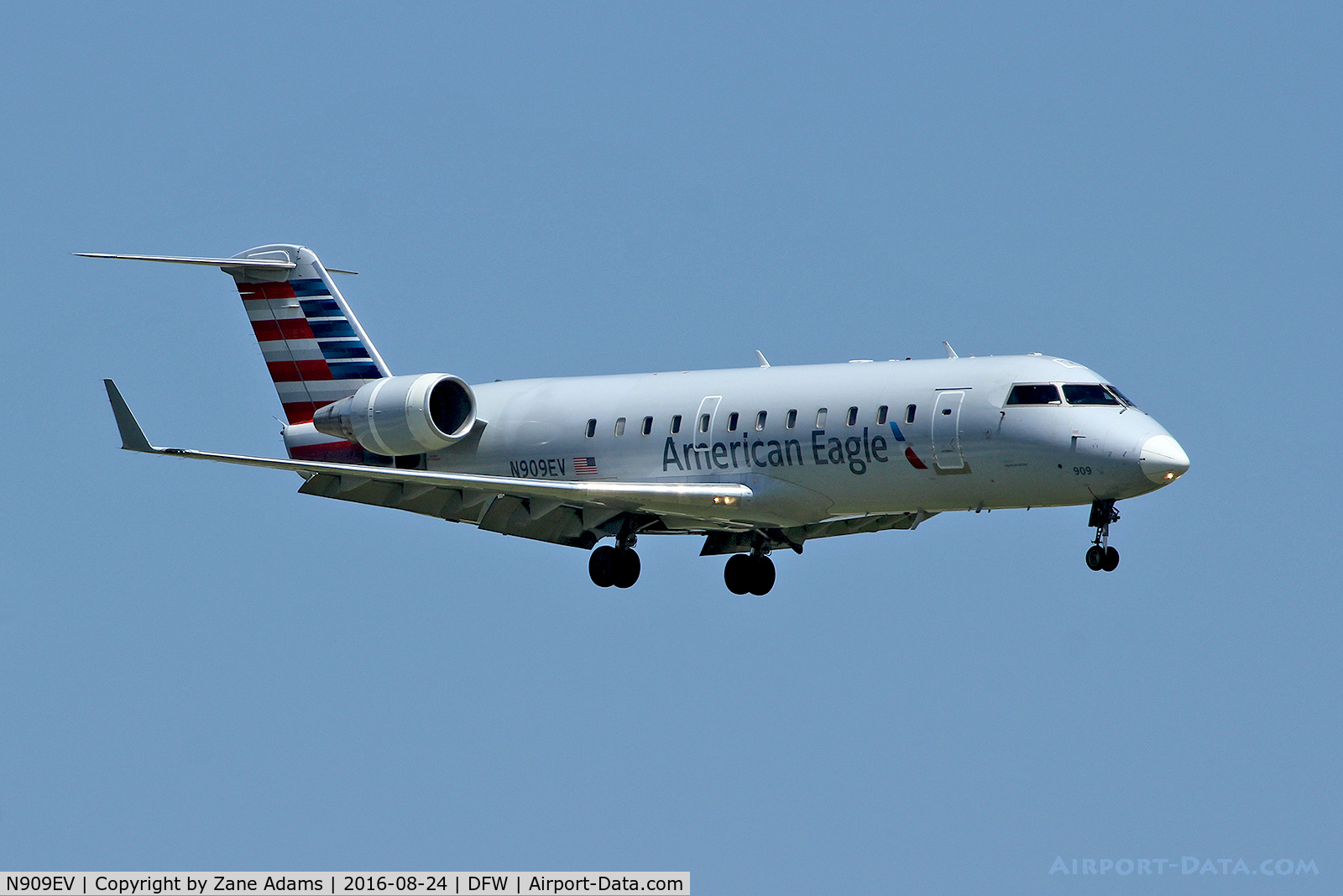 N909EV, 2002 Bombardier CRJ-200ER (CL-600-2B19) C/N 7658, Arriving at DFW Airport