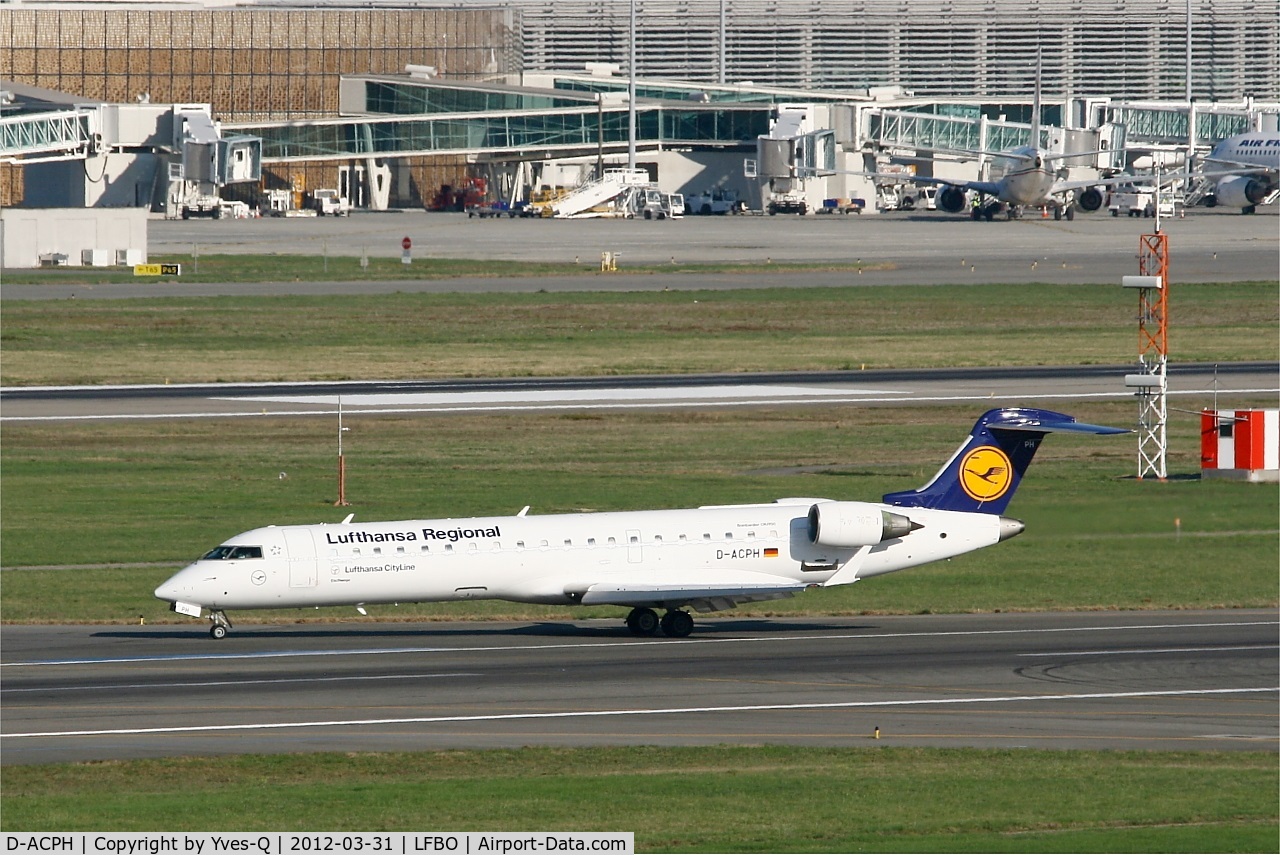 D-ACPH, 2002 Canadair CRJ-701ER (CL-600-2C10) Regional Jet C/N 10043, Canadair CRJ-701ER, Taxiing, Toulouse-Blagnac airport (LFBO-TLS)