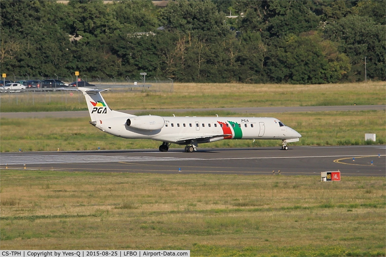 CS-TPH, 1997 Embraer EMB-145EP (ERJ-145EP) C/N 145017, Embraer EMB-145EP, Lining up rwy 14L, Toulouse-Blagnac airport (LFBO-TLS)