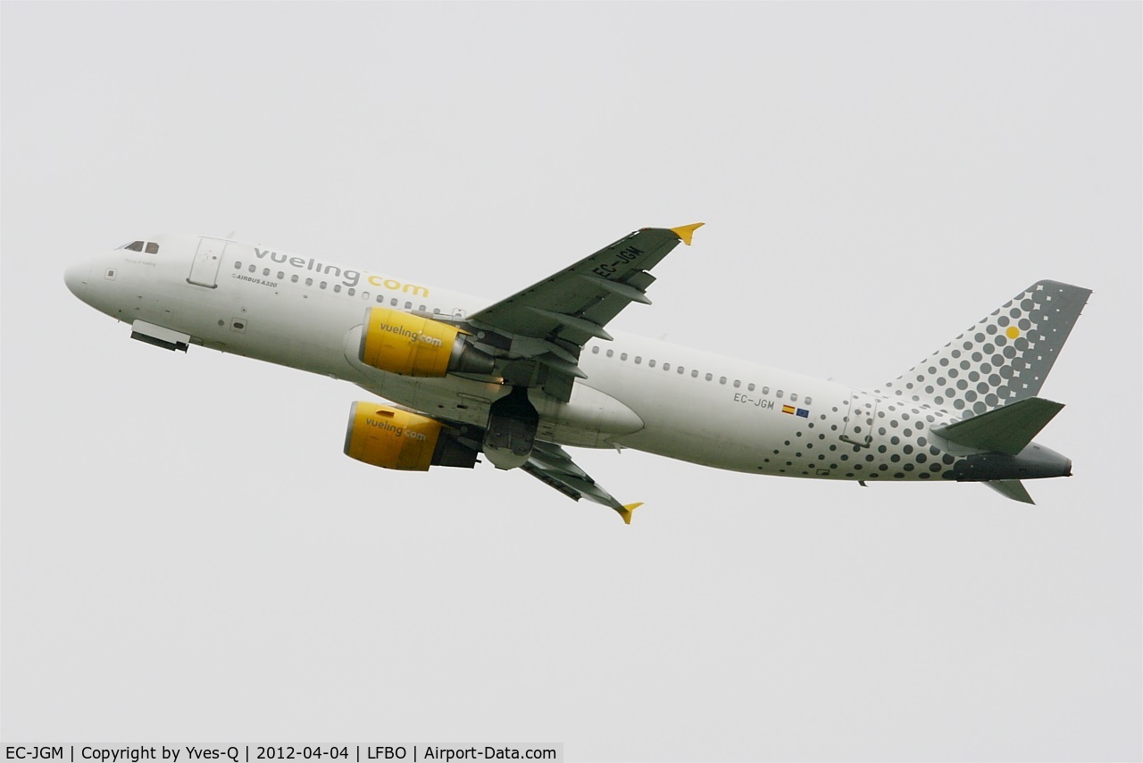 EC-JGM, 2005 Airbus A320-214 C/N 2407, Airbus A320-214, Take off Rwy 32L, Toulouse Blagnac Airport (LFBO-TLS)