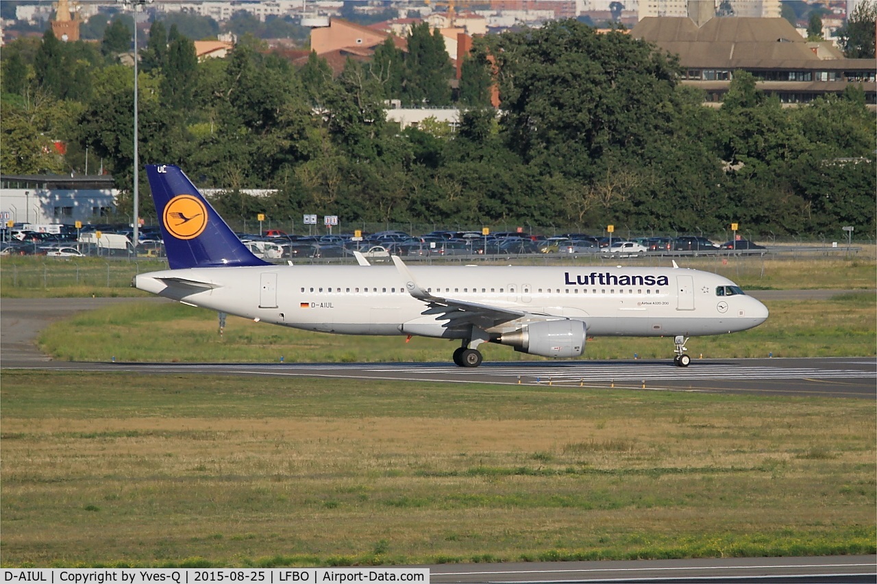 D-AIUL, 2015 Airbus A320-214 C/N 6521, Airbus A320-214, Lining up rwy 14L, Toulouse-Blagnac airport (LFBO-TLS)
