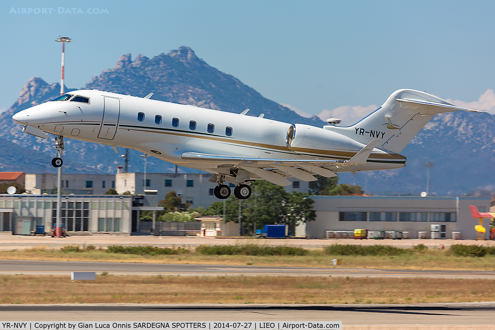 YR-NVY, Bombardier Challenger 300 (BD-100-1A10) C/N 20402, TAKE OFF