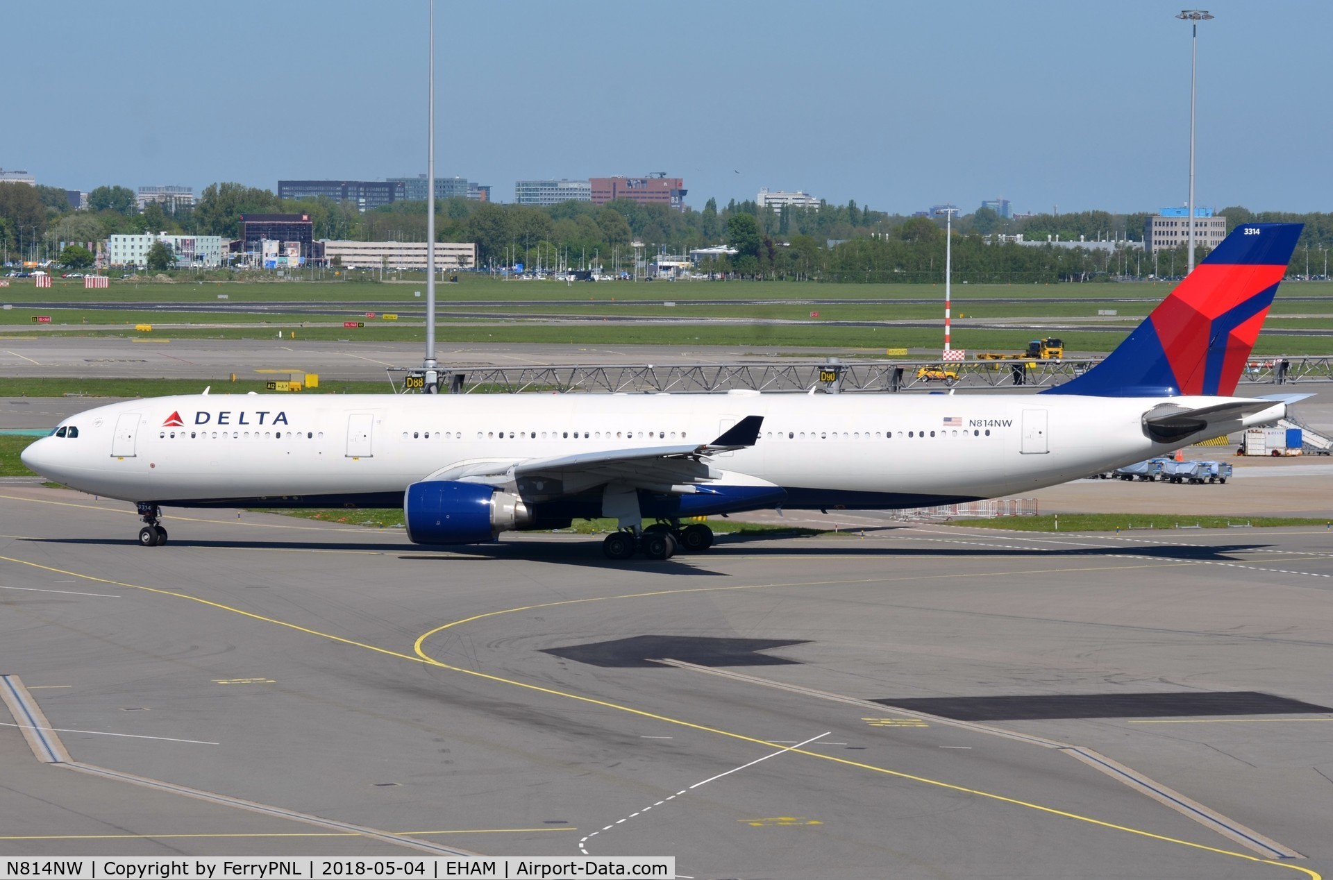 N814NW, 2006 Airbus A330-323 C/N 806, Delta A333 taxying for departure.