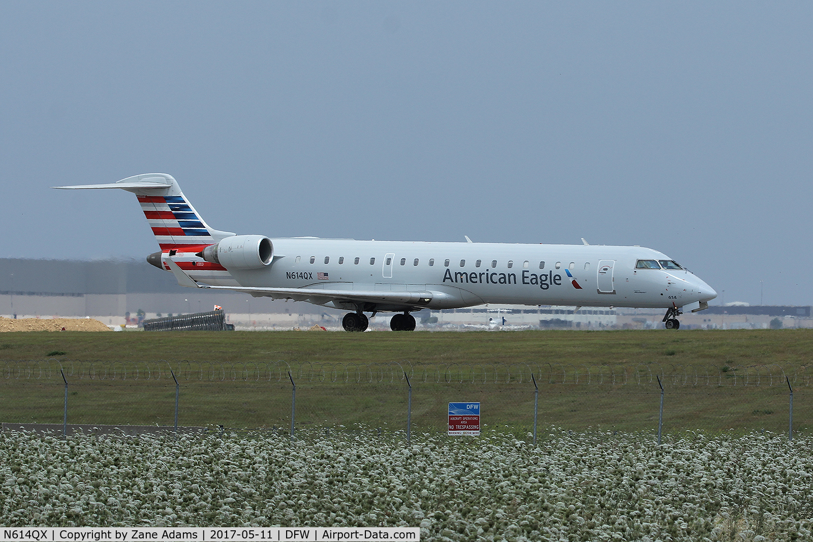 N614QX, 2002 Bombardier CRJ-701 (CL-600-2C10) Regional Jet C/N 10049, Departing DFW Airport