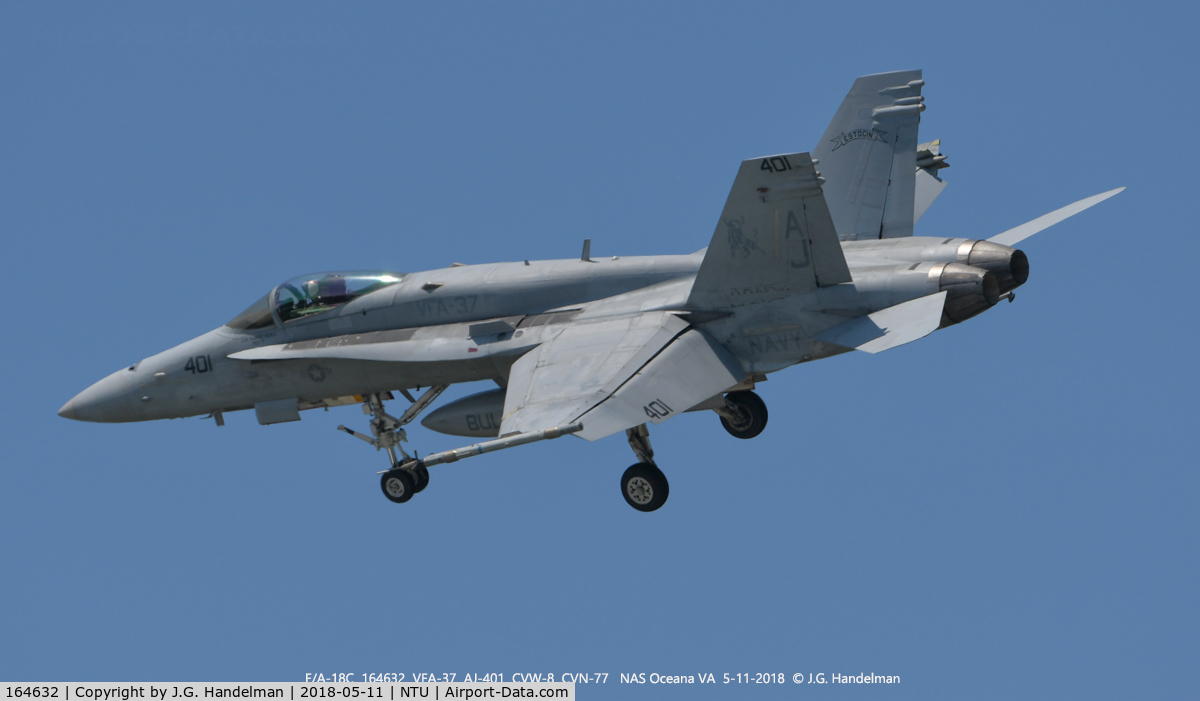 164632, McDonnell Douglas F/A-18C Hornet C/N 1049/C261, Turning into final.