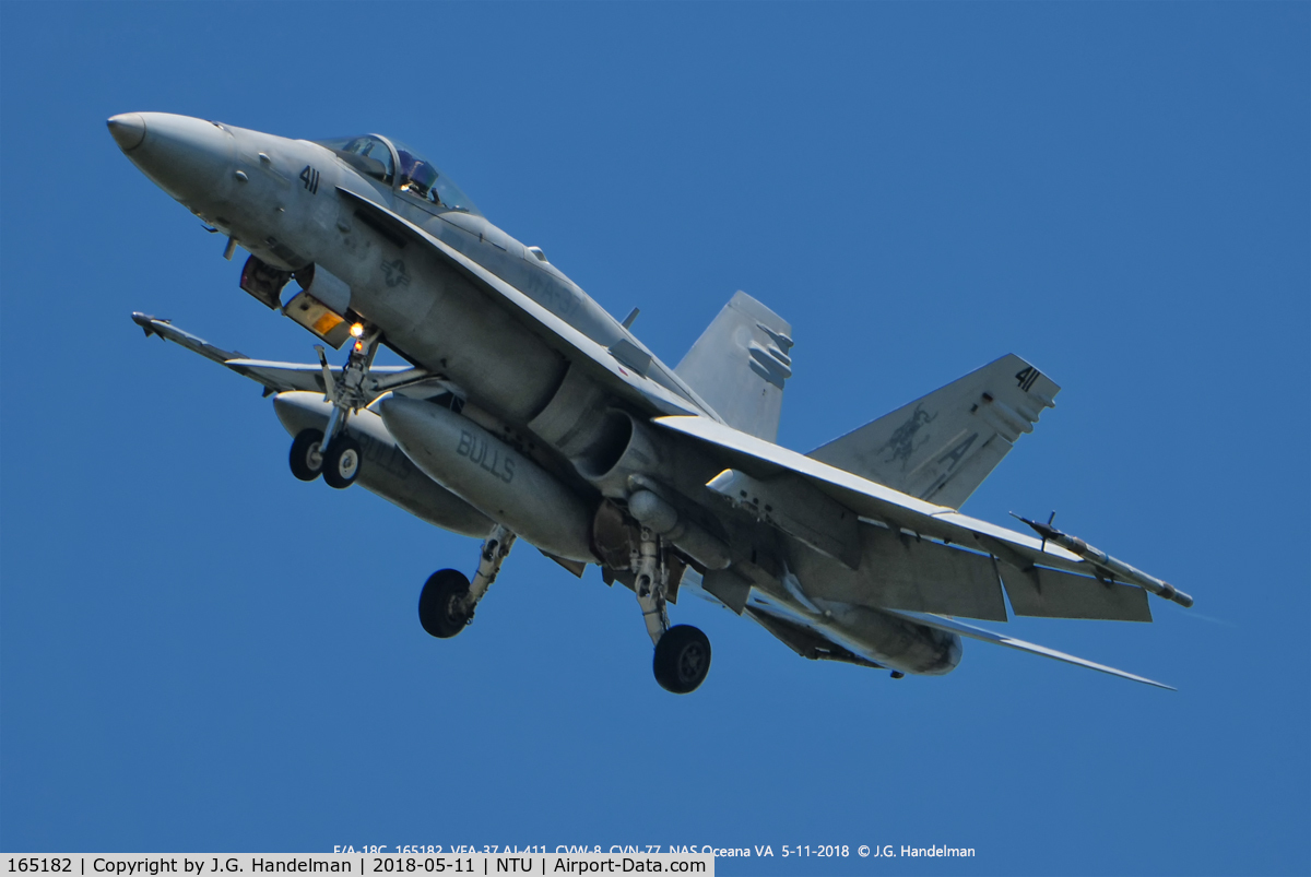 165182, McDonnell Douglas F/A-18C Hornet C/N 1305/C407, Turning on final.