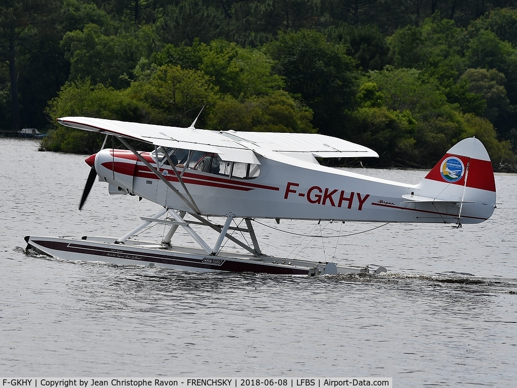 F-GKHY, 1975 Piper PA-18-150 Super Cub C/N 18-7509081, training for Biscarrosse show 2018