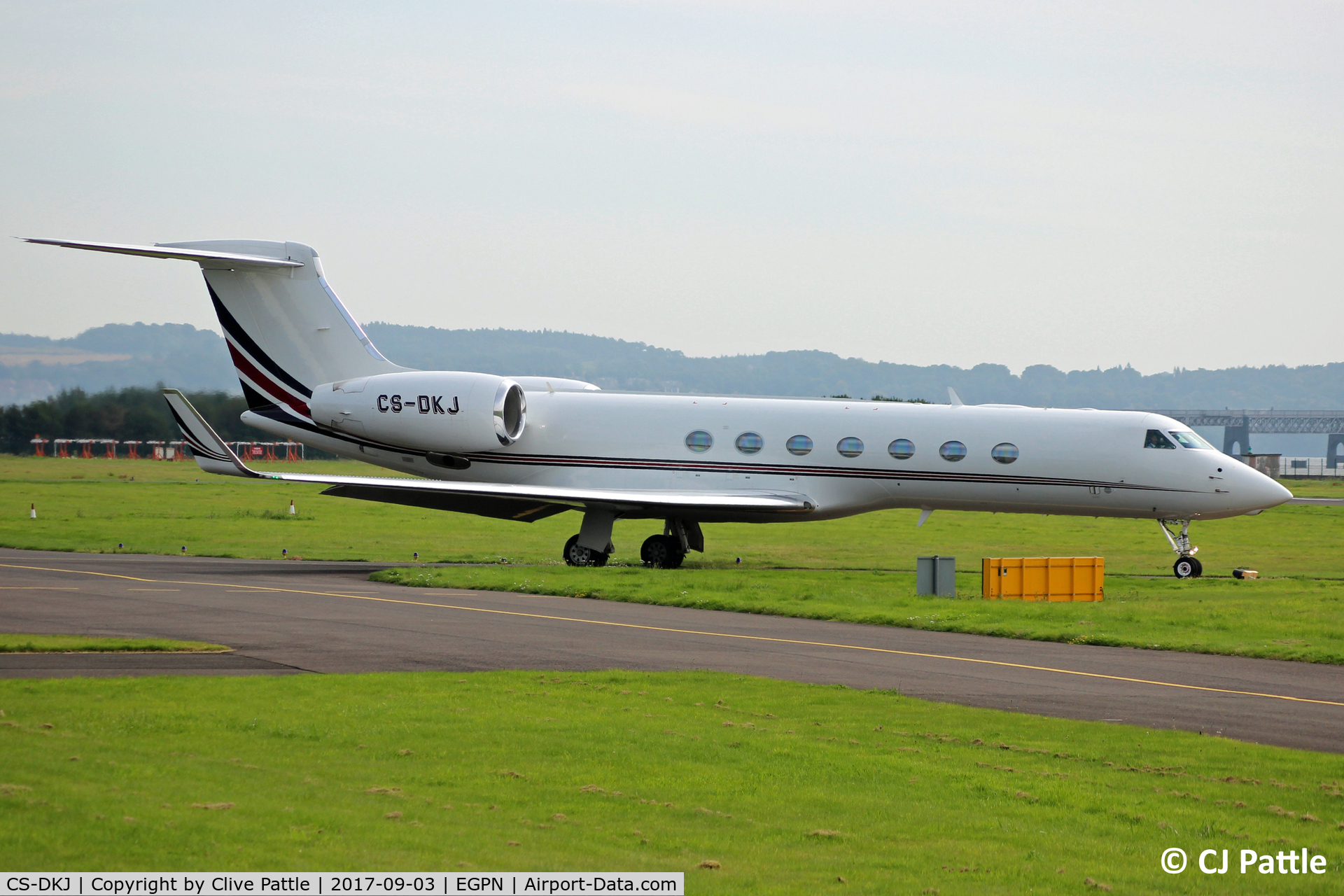 CS-DKJ, 2008 Gulfstream Aerospace V-SP G550 C/N 5174, Taxy out at Dundee