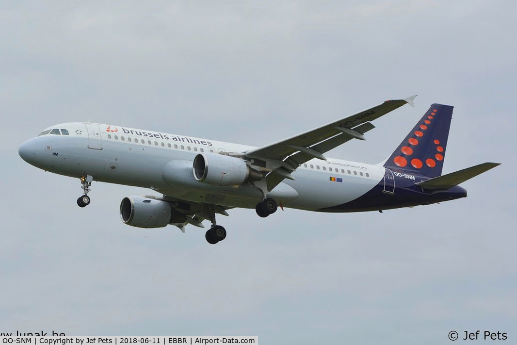 OO-SNM, 2003 Airbus A320-214 C/N 2003, Landing at Brussels.