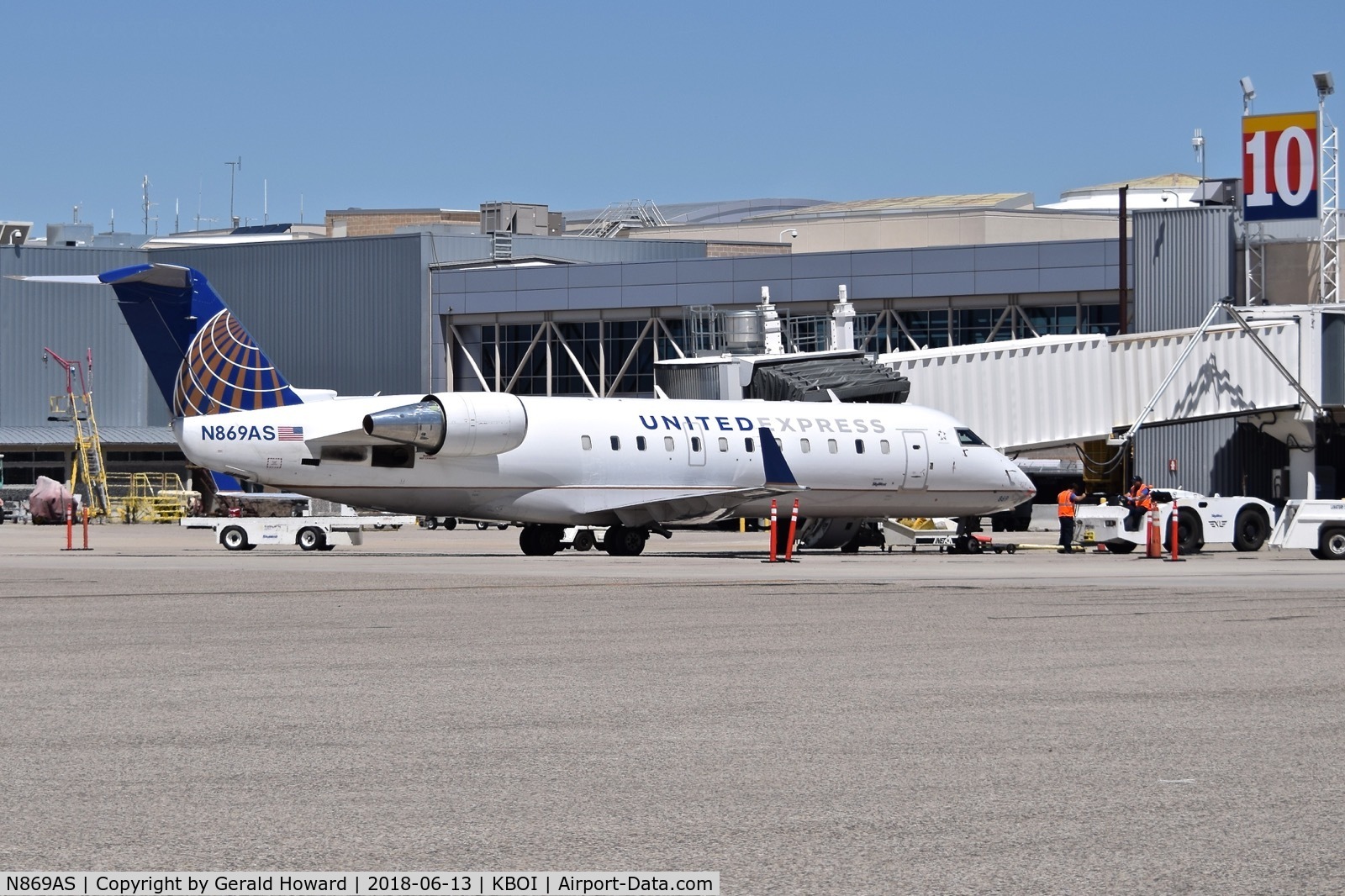 N869AS, 2001 Bombardier CRJ-200ER (CL-600-2B19) C/N 7479, Getting ready for push back from the gate.