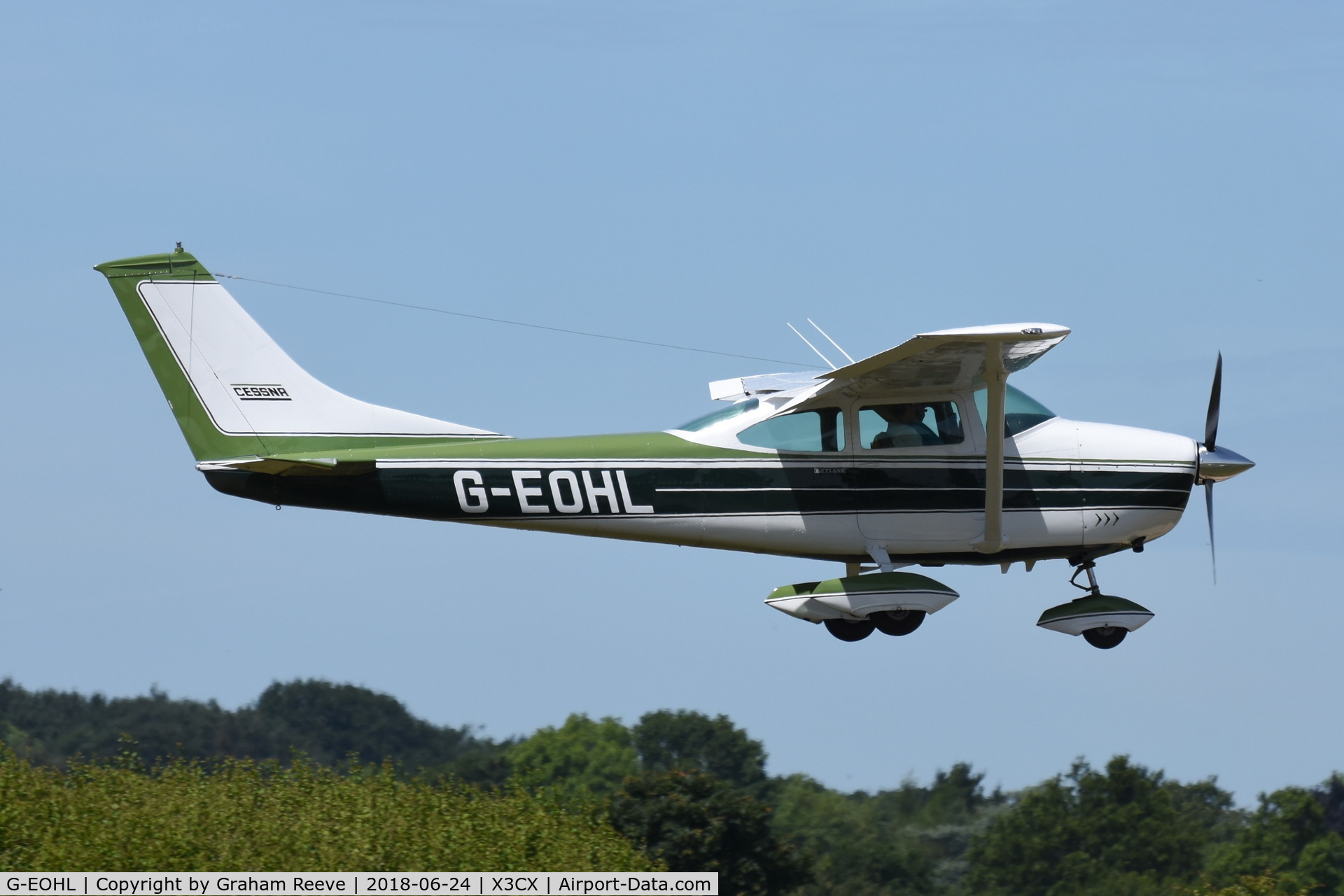 G-EOHL, 1968 Cessna 182L Skylane C/N 182-59279, Landing at Northrepps.