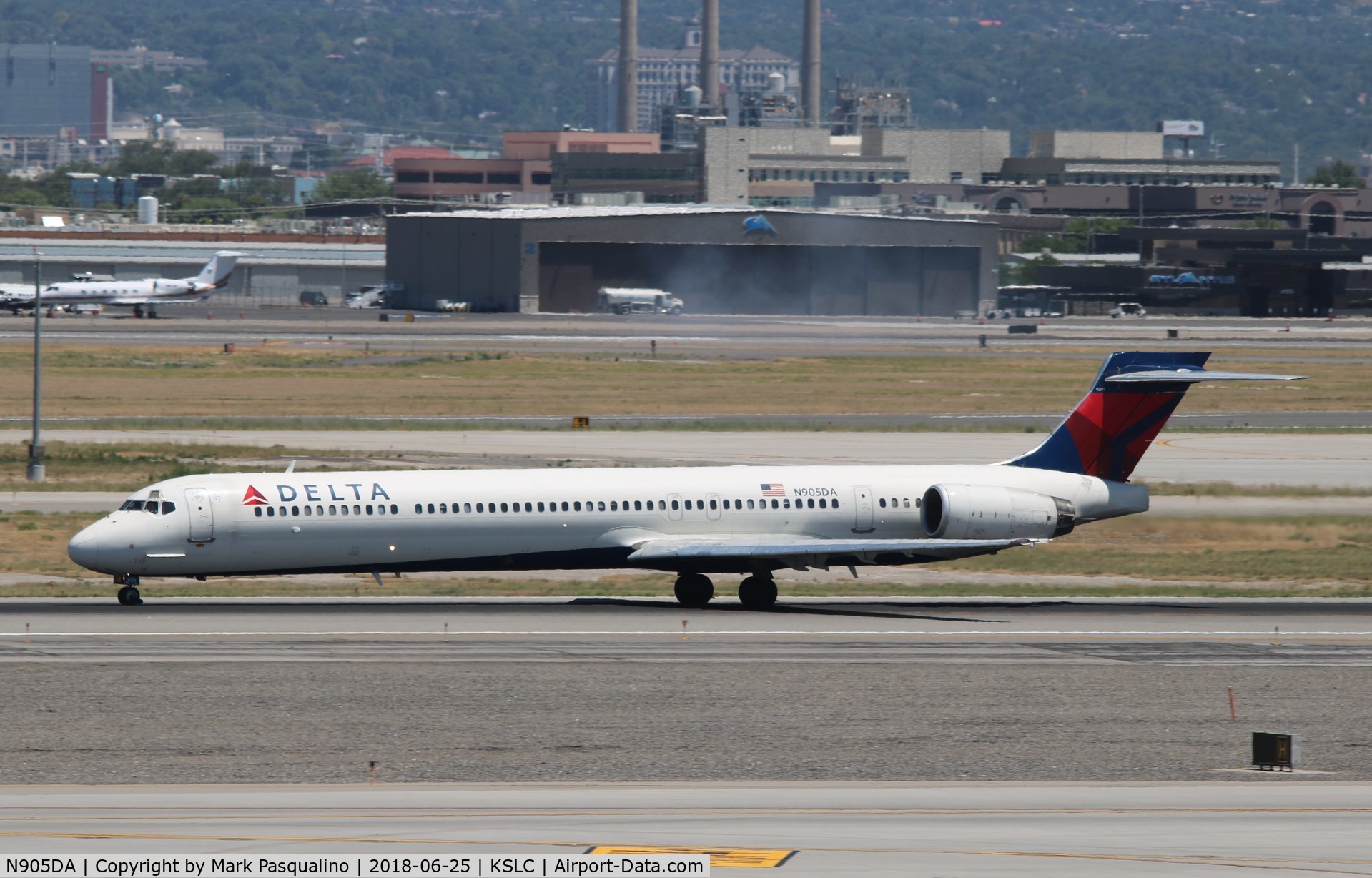 N905DA, 1995 McDonnell Douglas MD-90-30 C/N 53385, MD-90-30