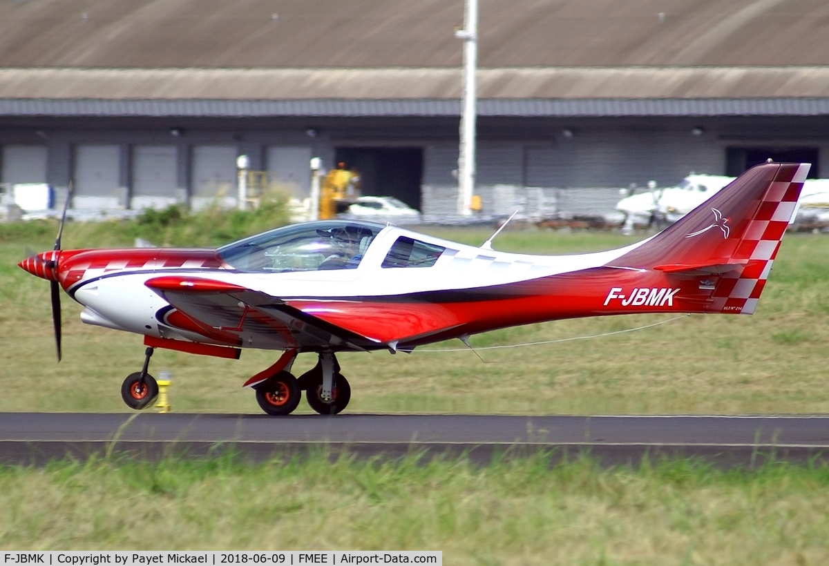 F-JBMK, Aveko VL-3 Evolution C/N 214, Landing at Roland Garros Airport
