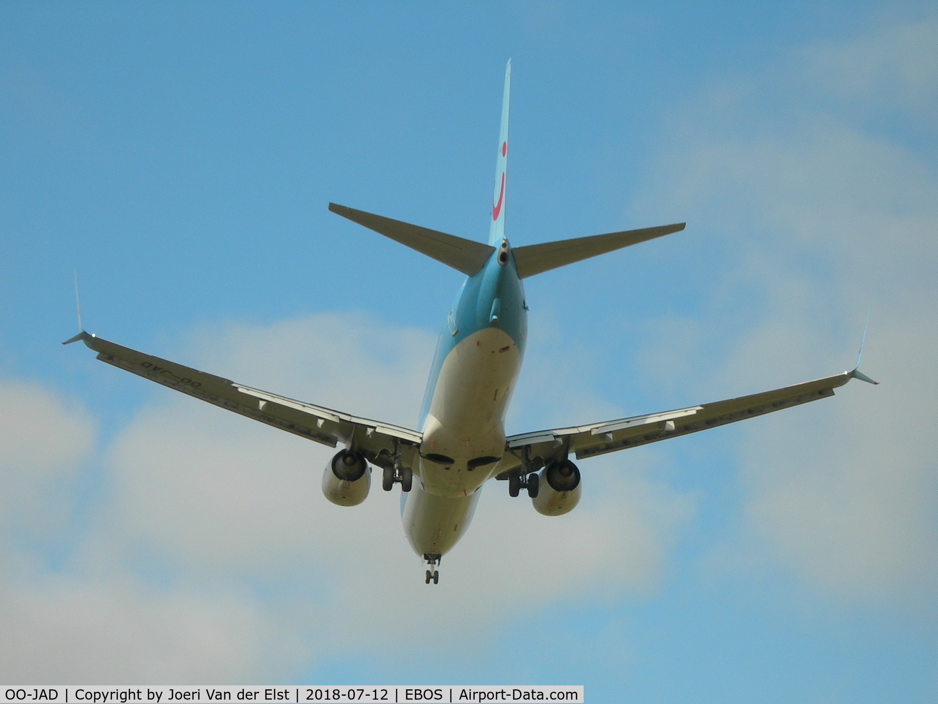 OO-JAD, 2011 Boeing 737-8K5 C/N 39093, Moments before touchdown rwy08