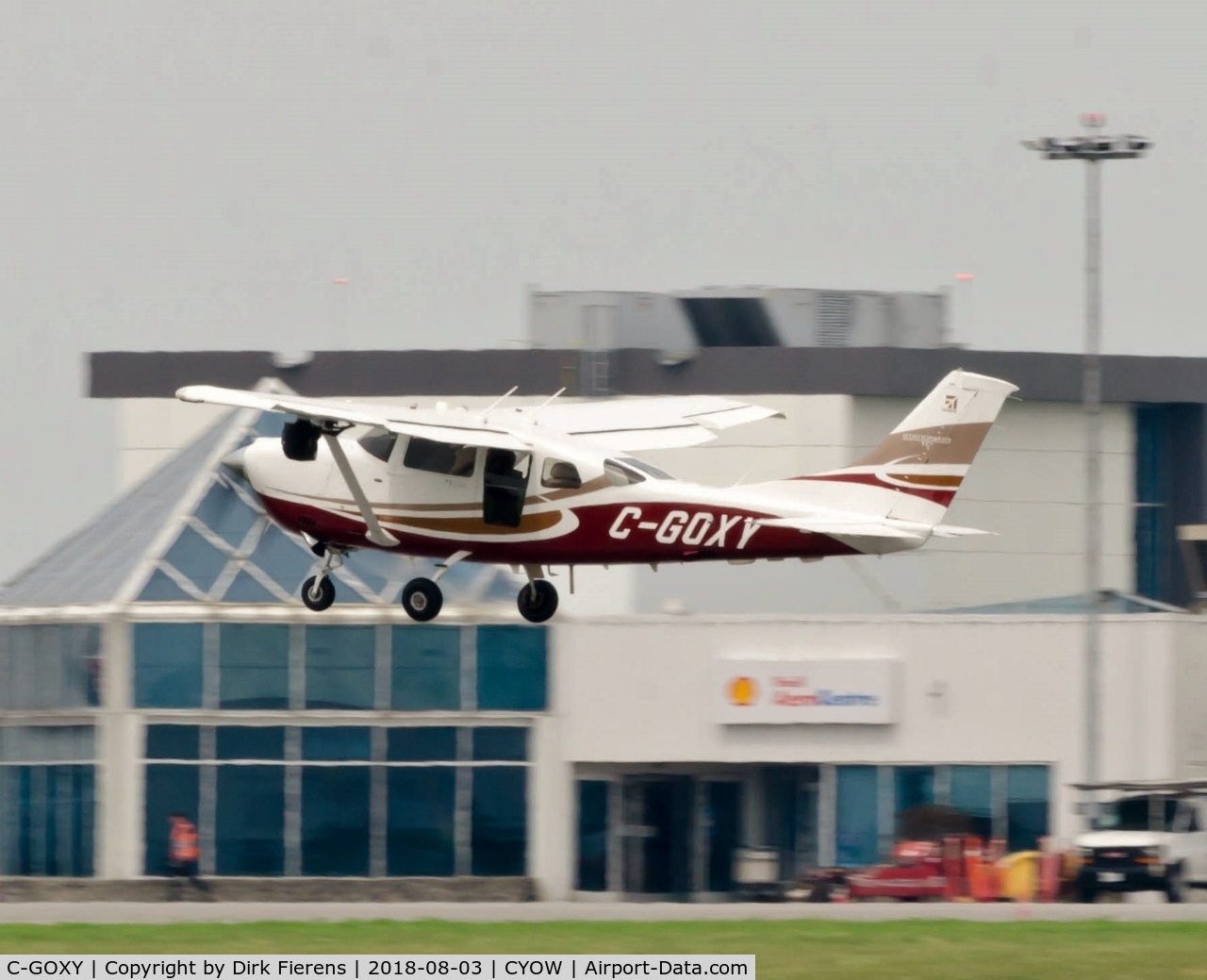 C-GOXY, 2008 Cessna T206H Turbo Stationair C/N T20608804, Leaving rwy 25