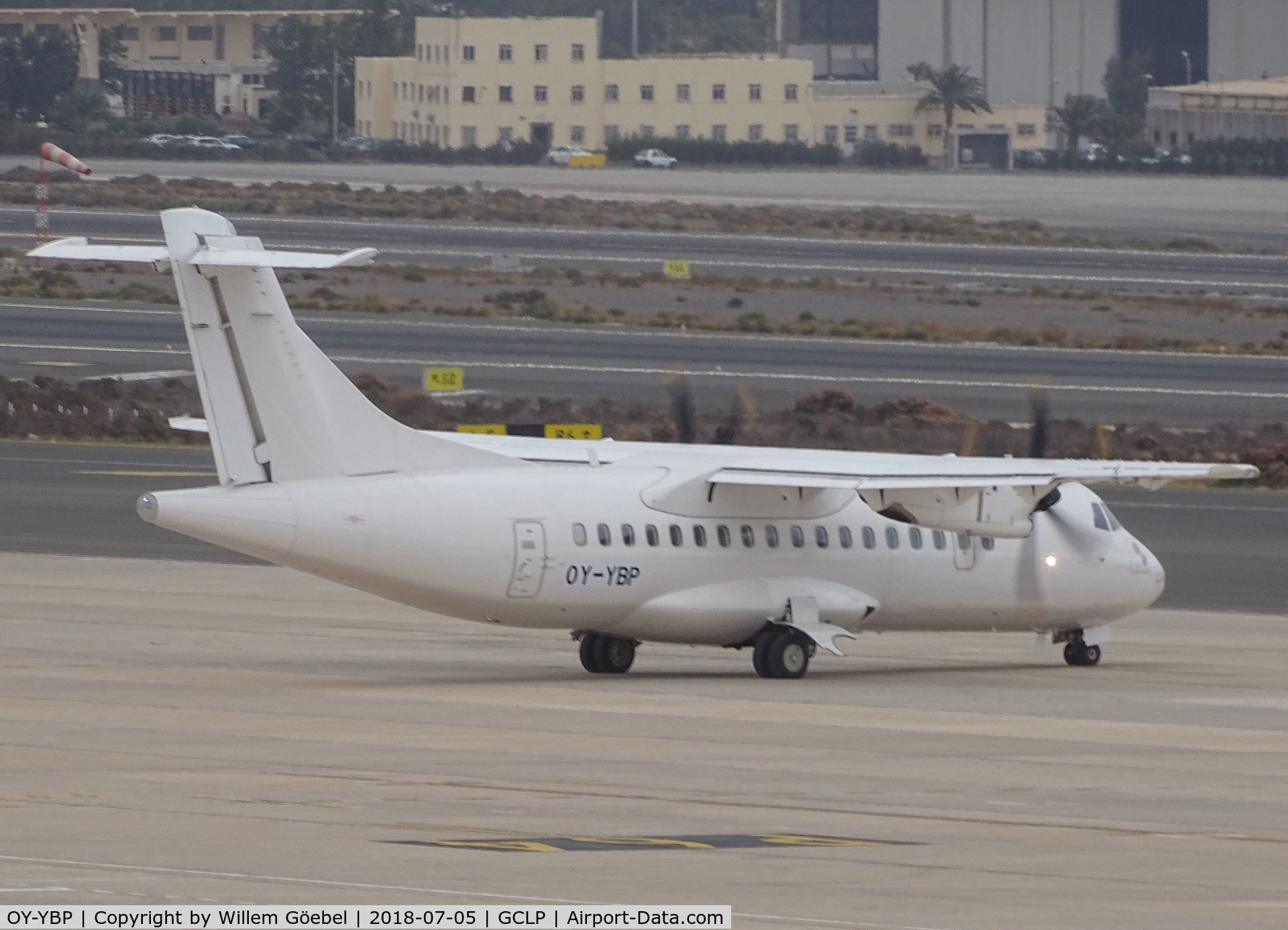 OY-YBP, 2015 ATR 42-600 C/N 1204, Taxi to the runway of LPA