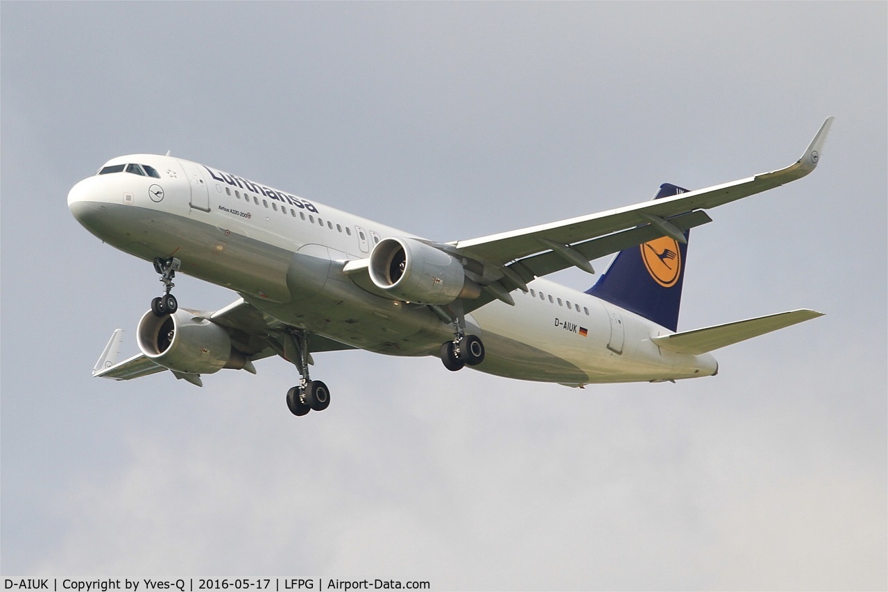 D-AIUK, 2015 Airbus A320-214 C/N 6423, Airbus A320-214, Short approach rwy 27R, Paris-Roissy Charles De Gaulle airport (LFPG-CDG)
