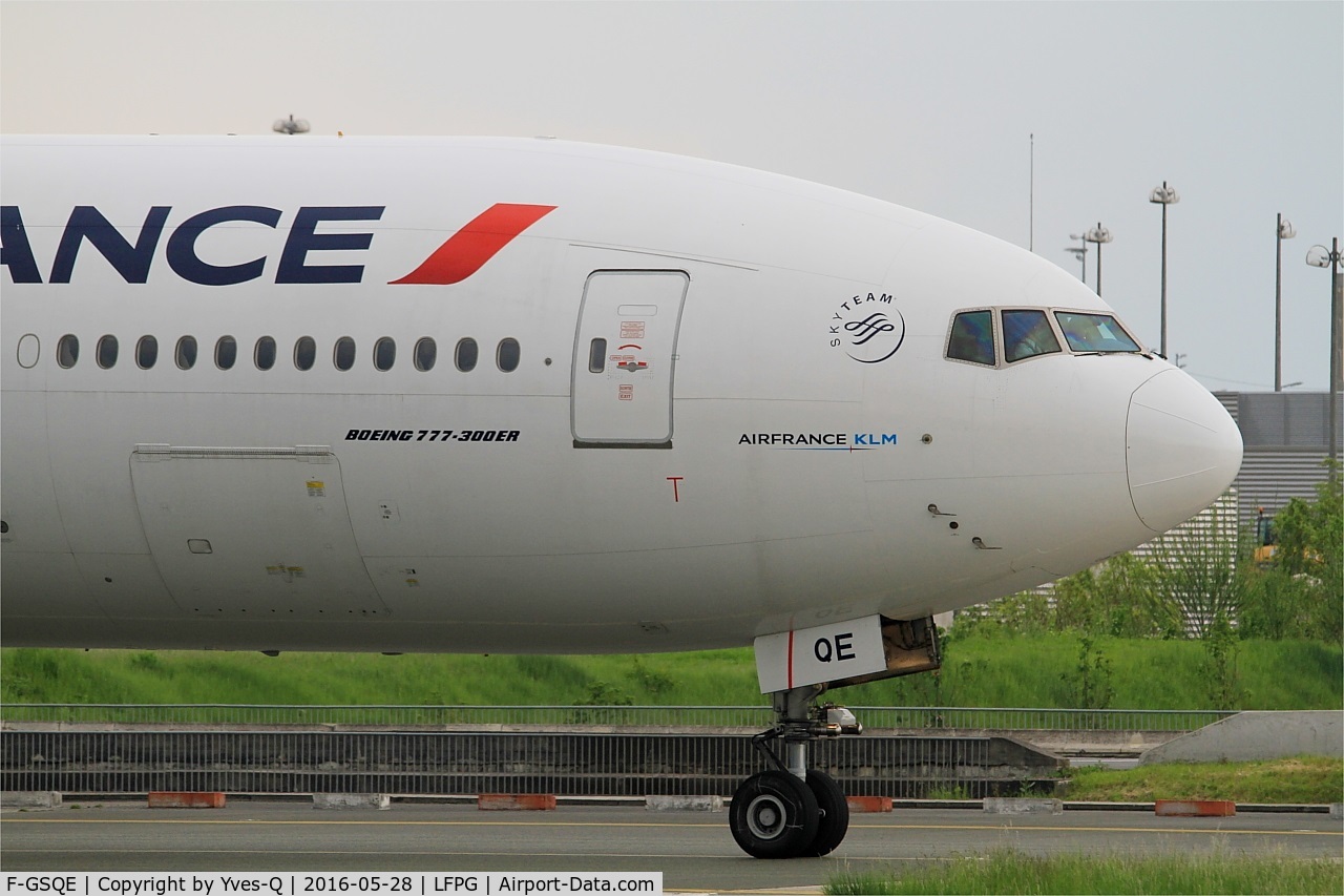 F-GSQE, 2004 Boeing 777-328/ER C/N 32851, Boeing 777-328E, Taxiing to holding point rwy 08L, Roissy Charles De Gaulle airport (LFPG-CDG)