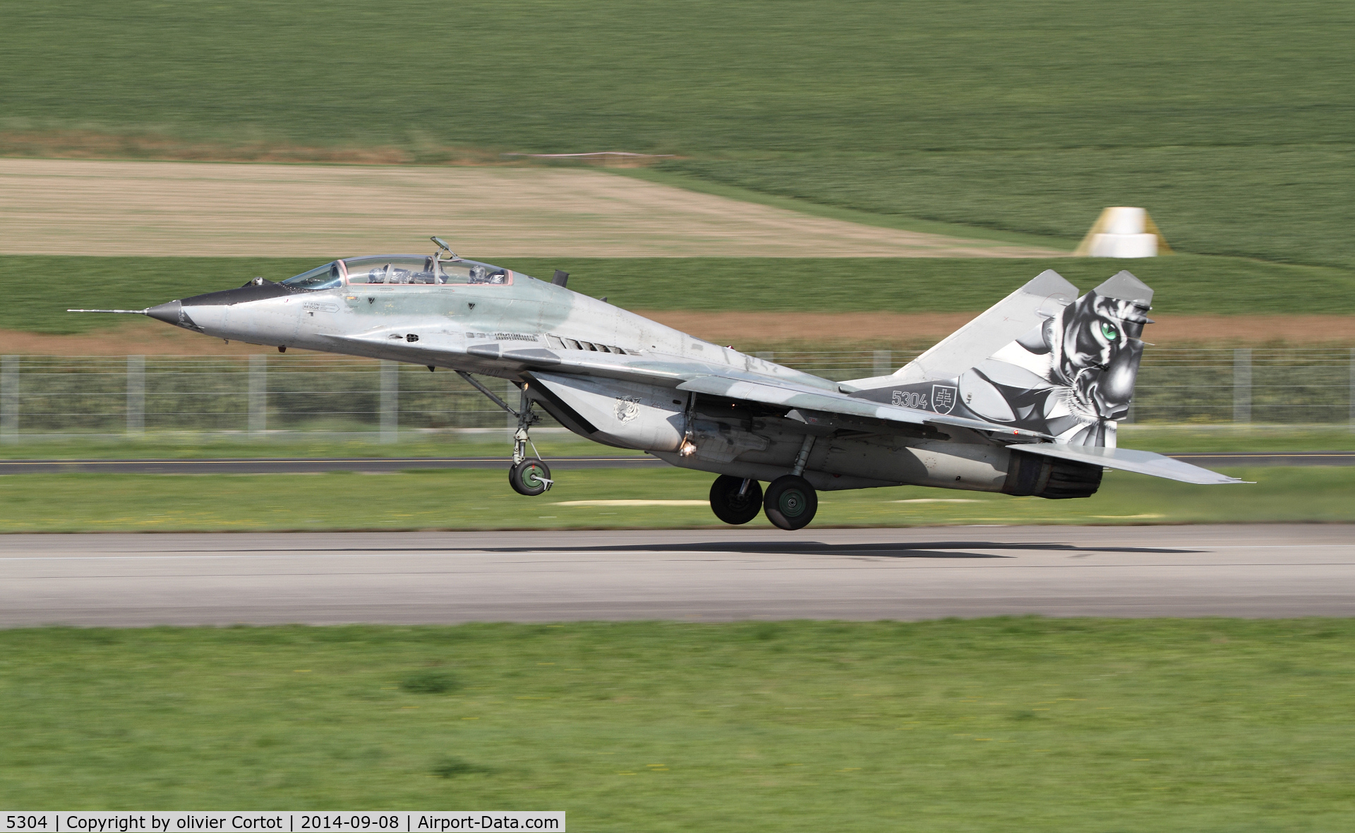 5304, Mikoyan-Gurevich MiG-29UB C/N N50903028253, taking off from Payerne
