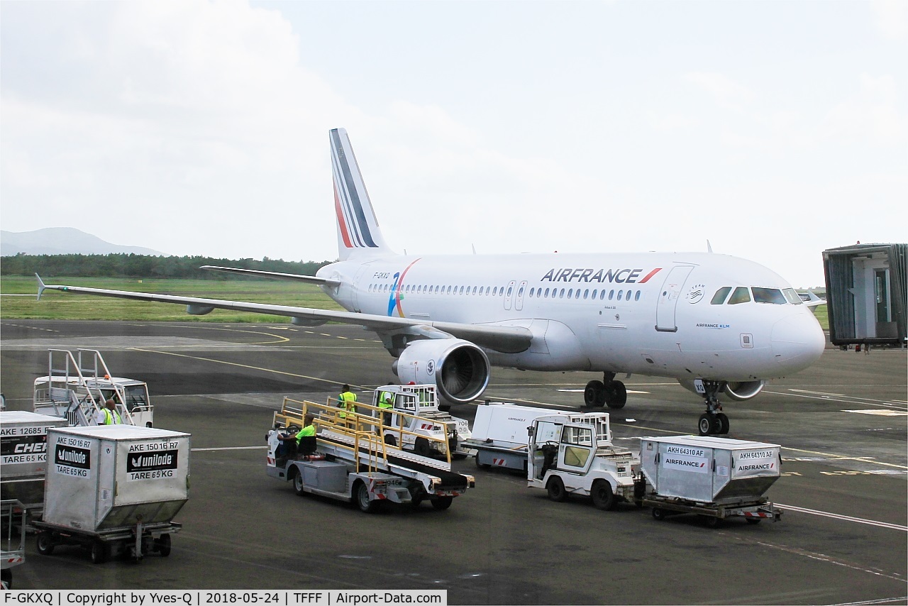 F-GKXQ, 2009 Airbus A320-214 C/N 3777, Airbus A320-214, Boarding area, Martinique-Aimé-Césaire airport (TFFF-FDF)