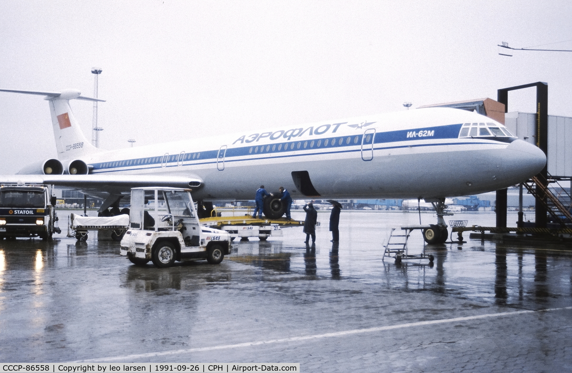CCCP-86558, 1989 Ilyushin Il-62M C/N 1052128, Copenhagen 26.9.1991 off loading main Wheel.