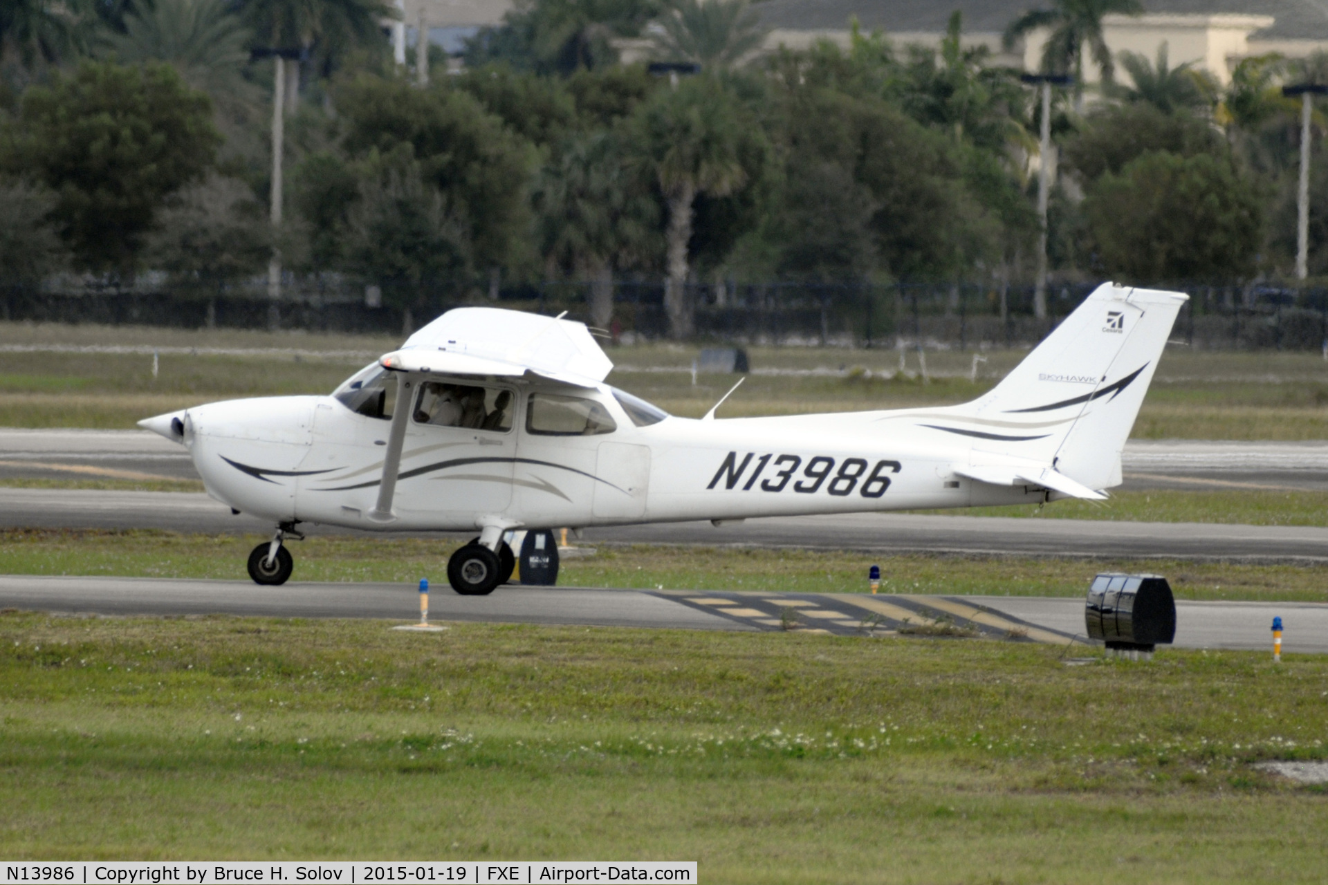 N13986, 2008 Cessna 172R C/N 17281503, waiting for takeoff