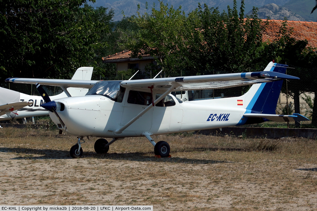 EC-KHL, 2007 Cessna 172R C/N 17281373, Parked