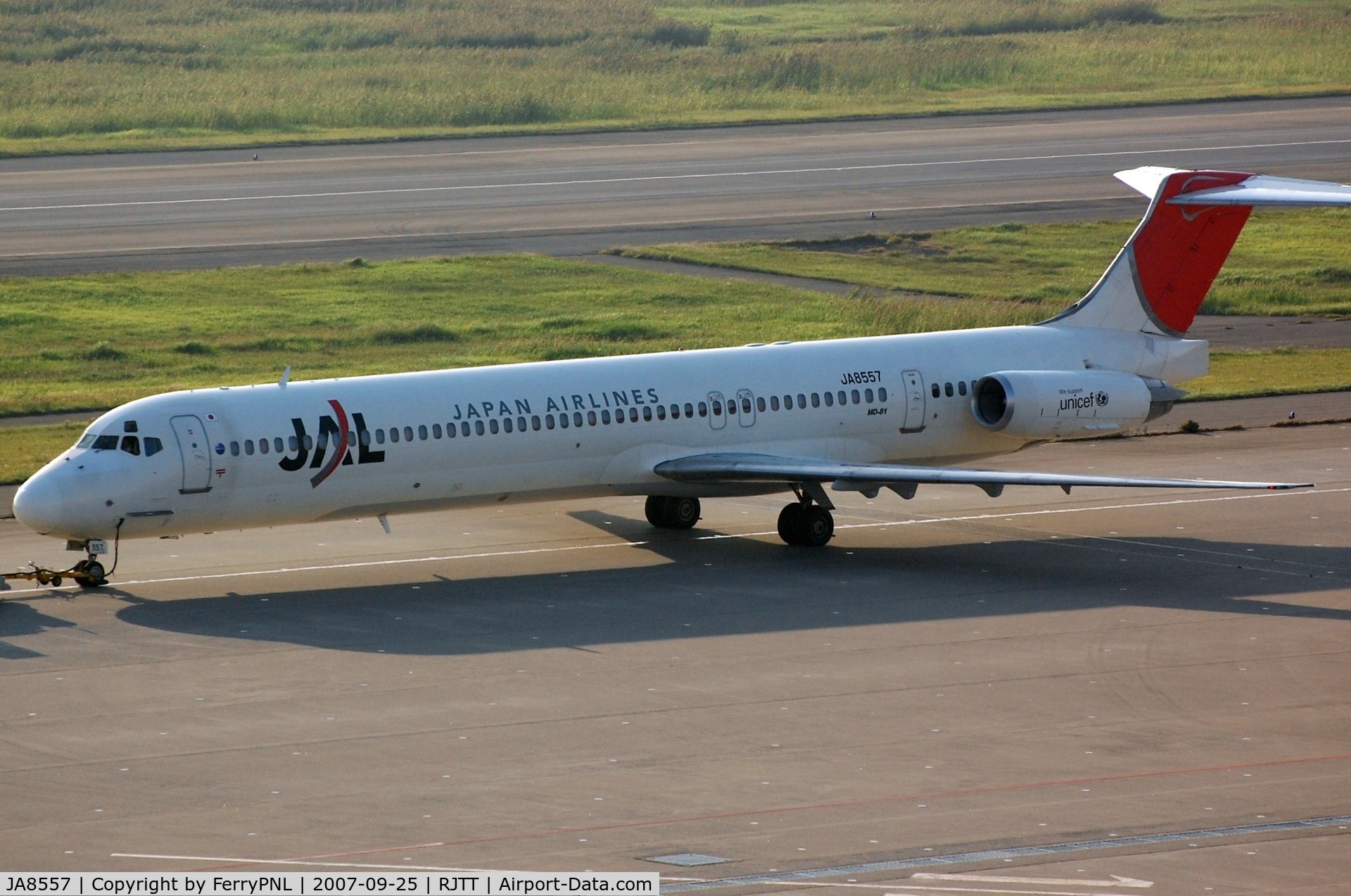 JA8557, 1994 McDonnell Douglas MD-81 (DC-9-81) C/N 53302, JAL MD81 pushed back.