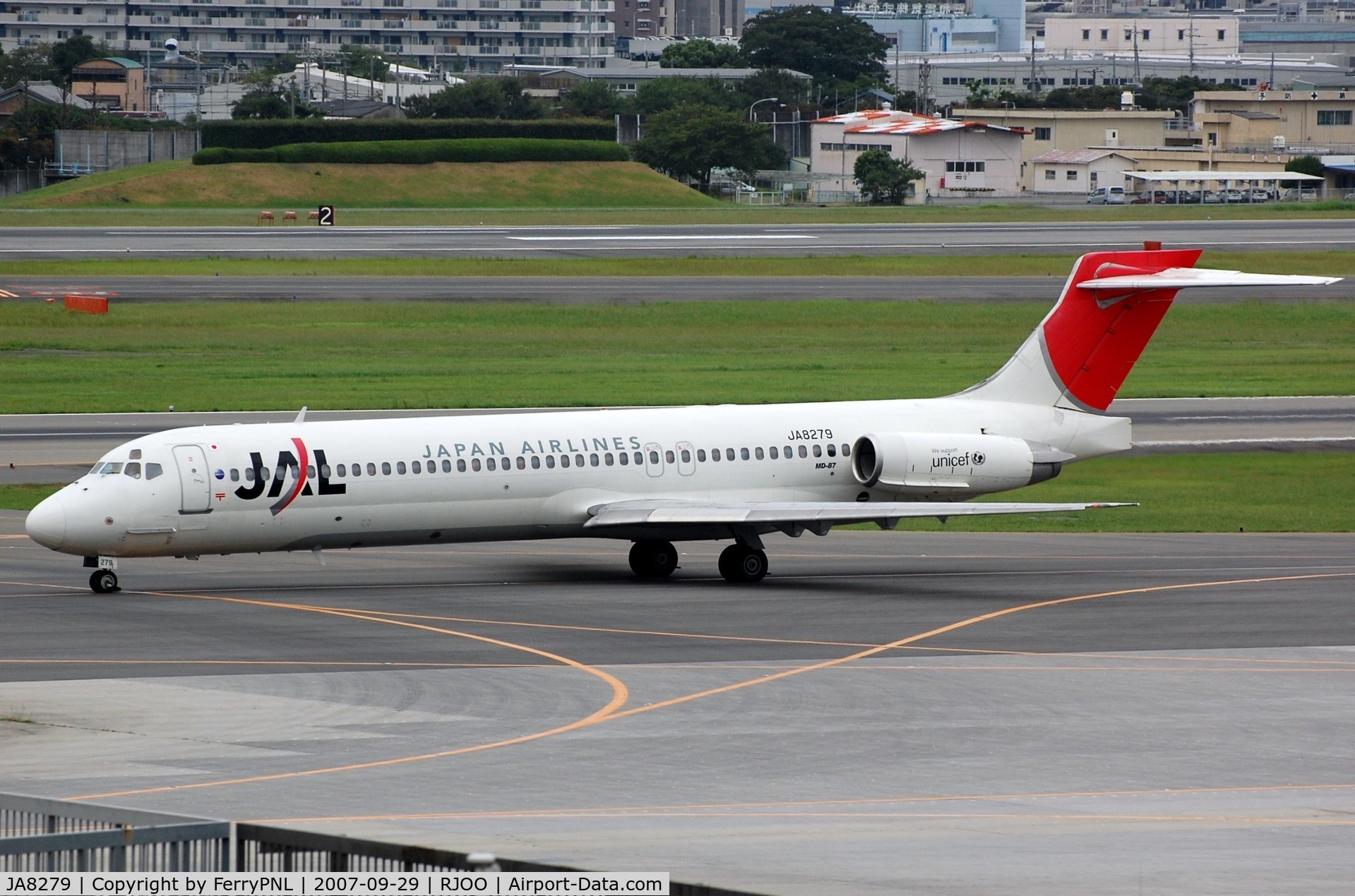 JA8279, 1989 McDonnell Douglas MD-87 (DC-9-87) C/N 49465, JAL MD87 taxying in ITM
