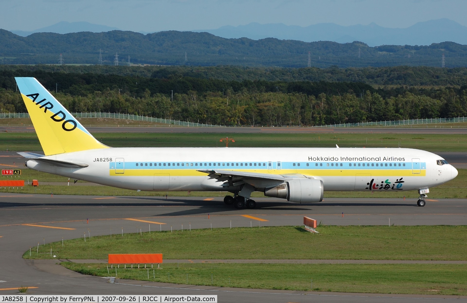 JA8258, 1987 Boeing 767-381 C/N 23758, Air Do taxying for departure.
