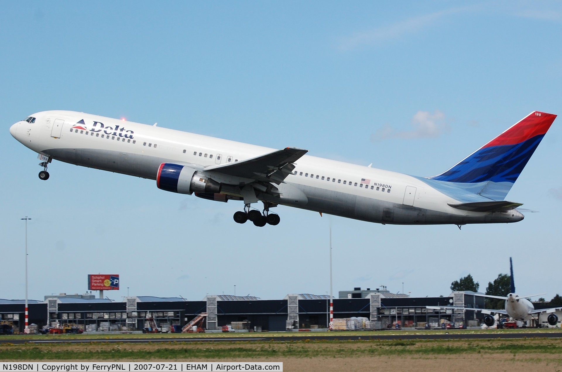 N198DN, 1998 Boeing 767-332 C/N 28455, Delta B763 taking-off from AMS