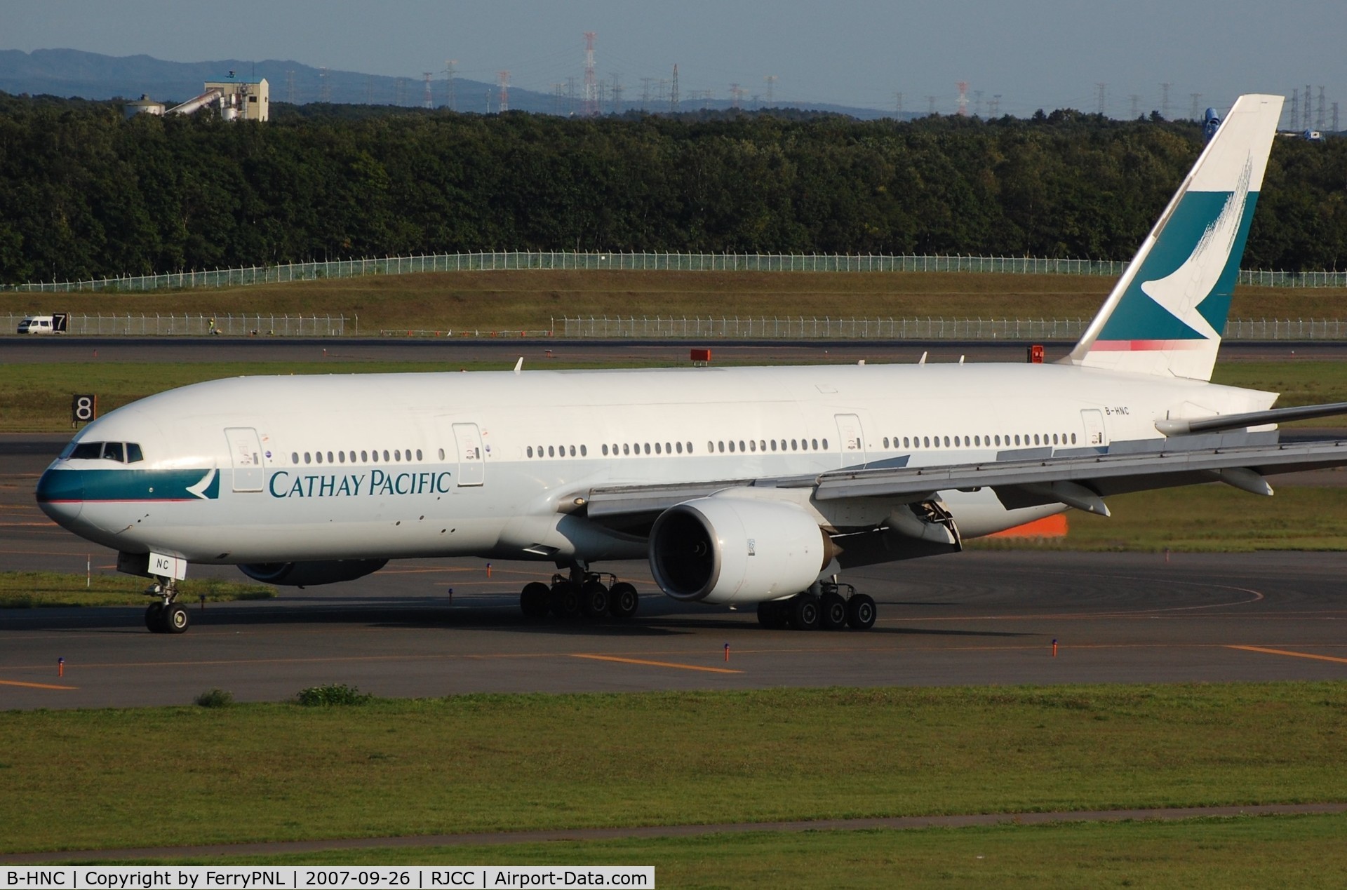 B-HNC, Boeing 777-267 C/N 27263, CX B772 arriving in CTS