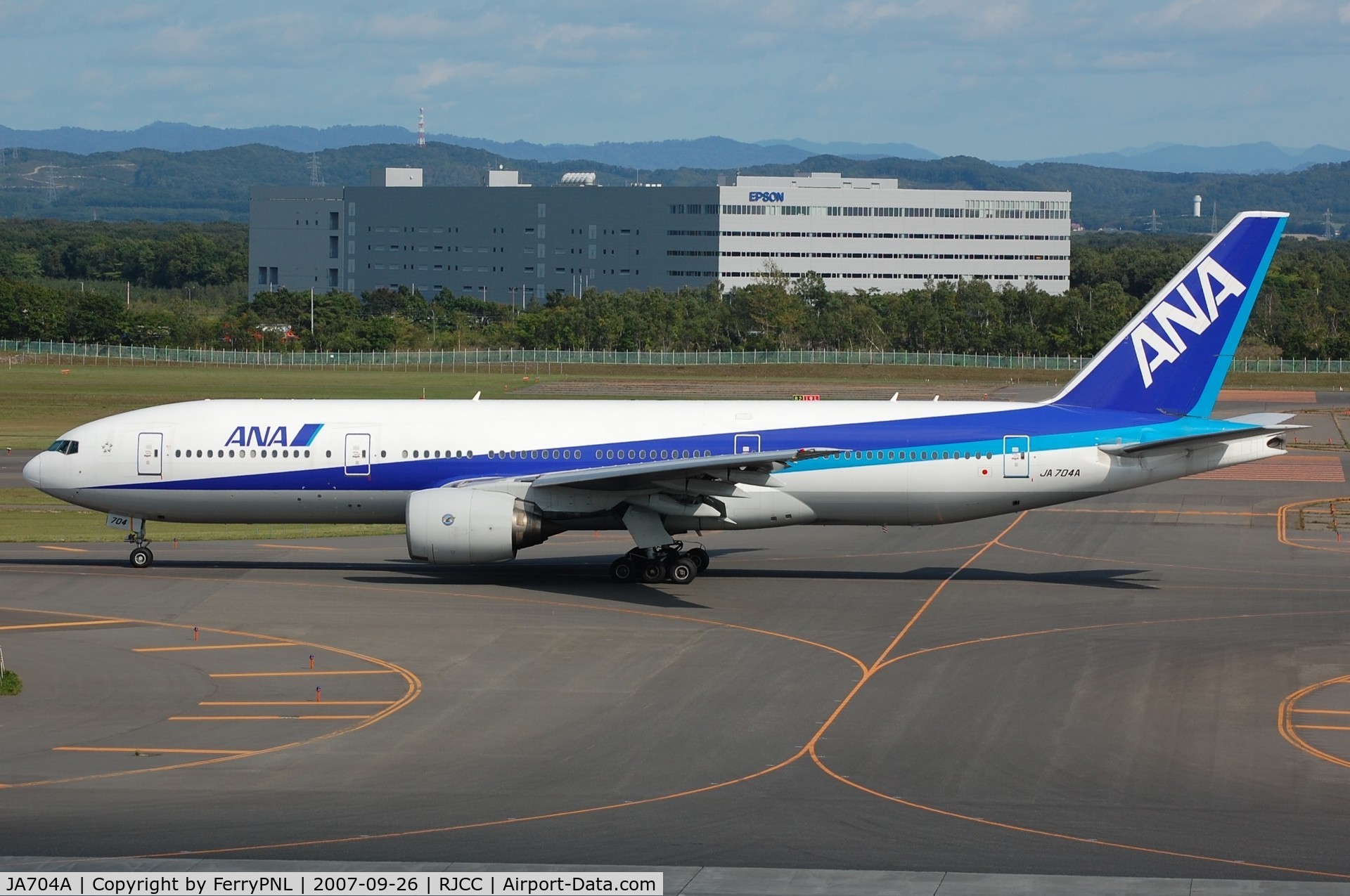 JA704A, 1998 Boeing 777-281 C/N 27035, ANA B772 arriving in CTS